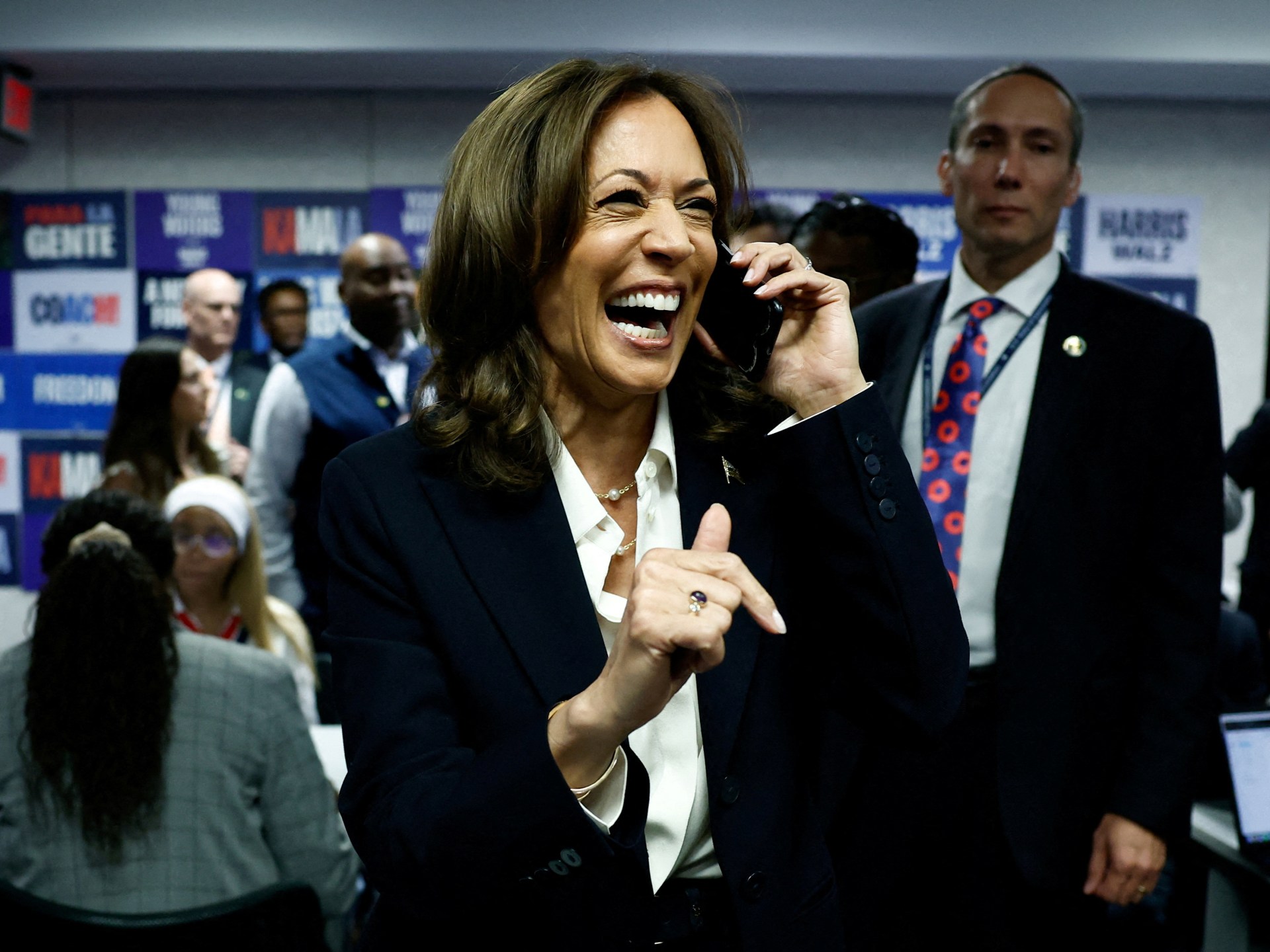 كامالا هاريس تتصل بالناخبين من بنك هاتف DNC | ملف الأخبار