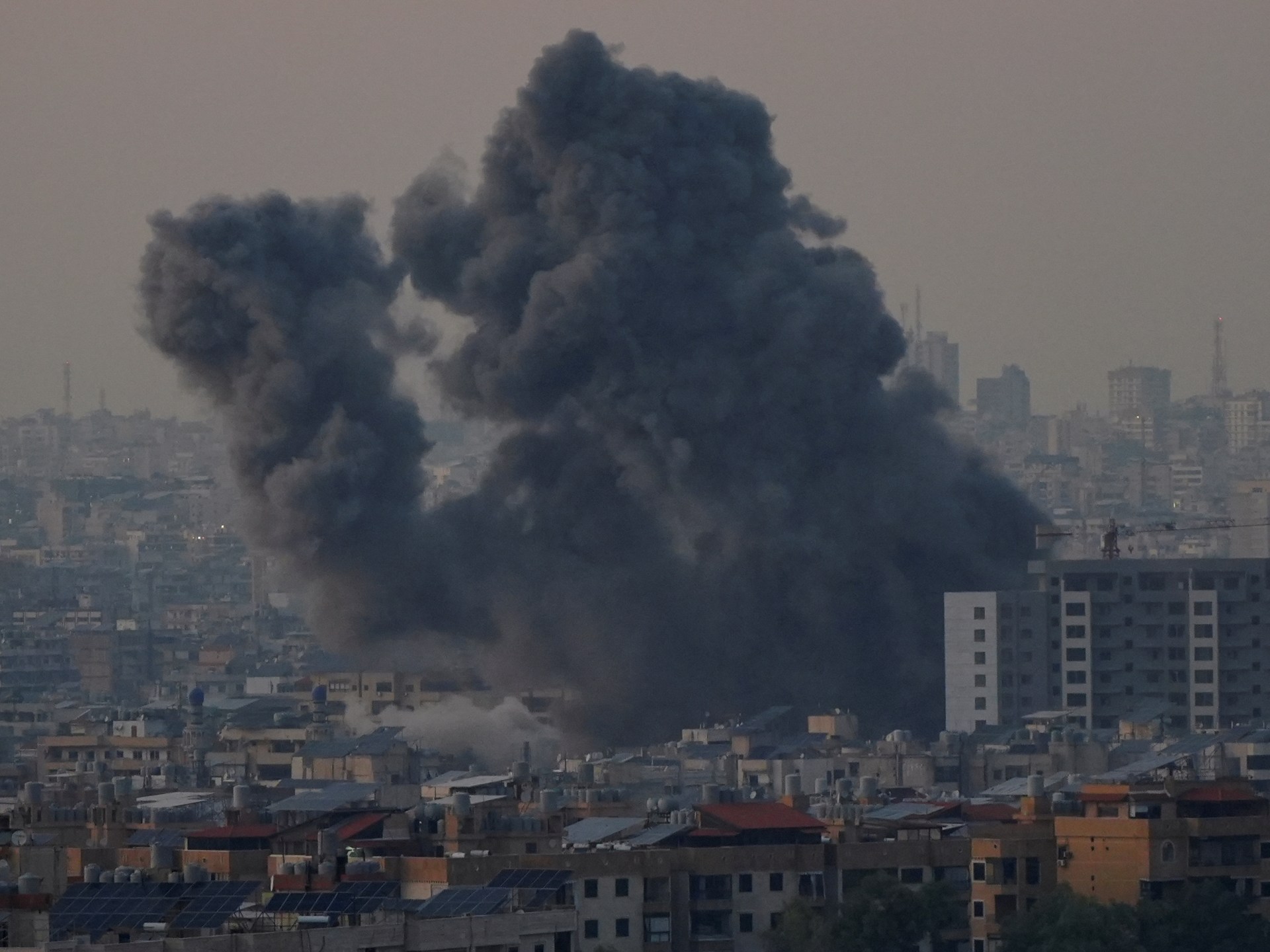 مقتل 38 شخصاً على الأقل في عشرات الغارات الإسرائيلية على شرق لبنان | إسرائيل تهاجم لبنان نيوز