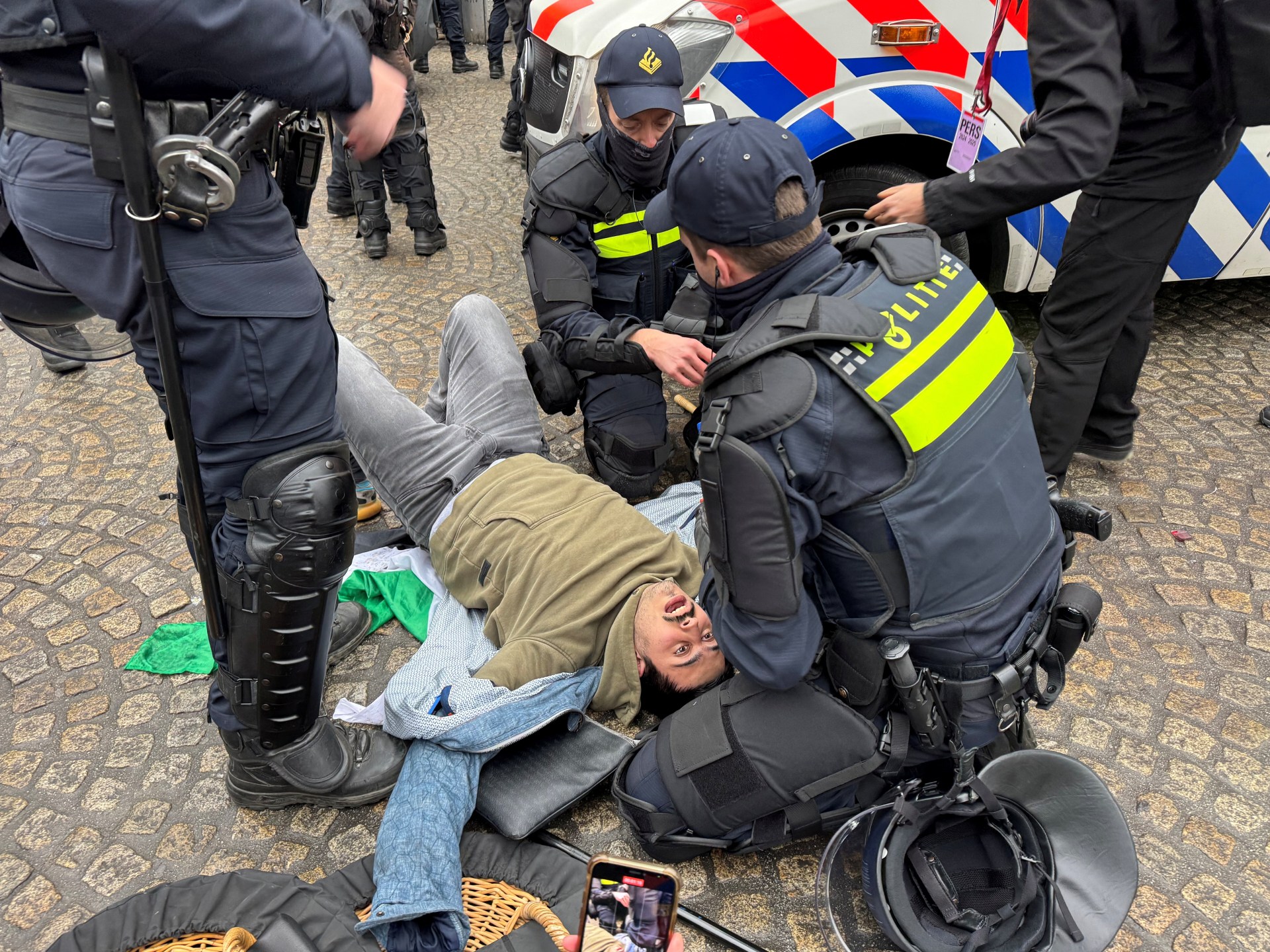 في أمستردام، أدت الاشتباكات إلى إثارة لعبة تبادل اللوم المثيرة للانقسام مع إعادة فتح الجروح القديمة | أخبار الصراع الإسرائيلي الفلسطيني
