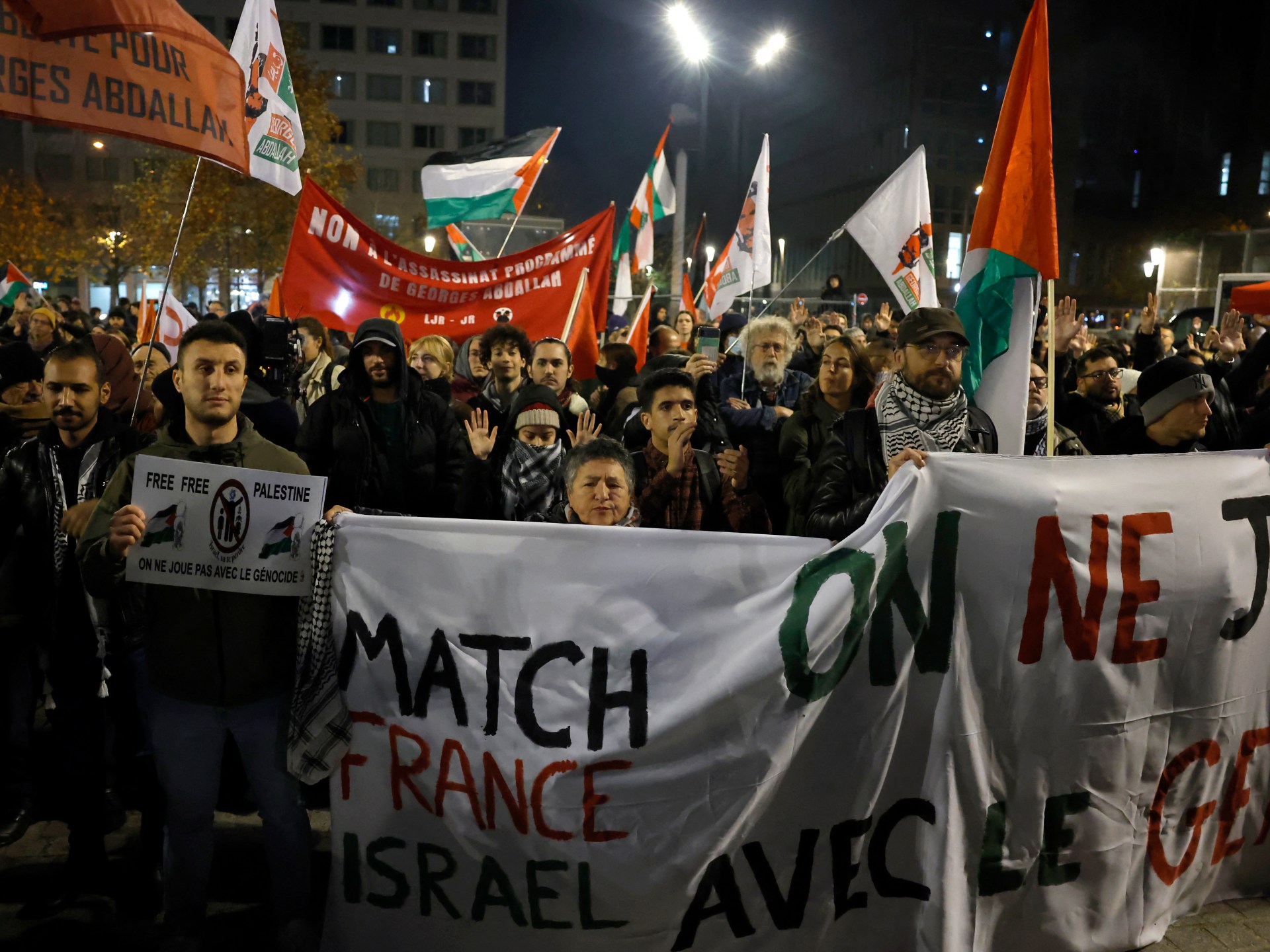 متظاهرون مناصرون للفلسطينيين يتظاهرون ضد مباراة كرة قدم إسرائيلية في باريس | الصراع الإسرائيلي الفلسطيني
