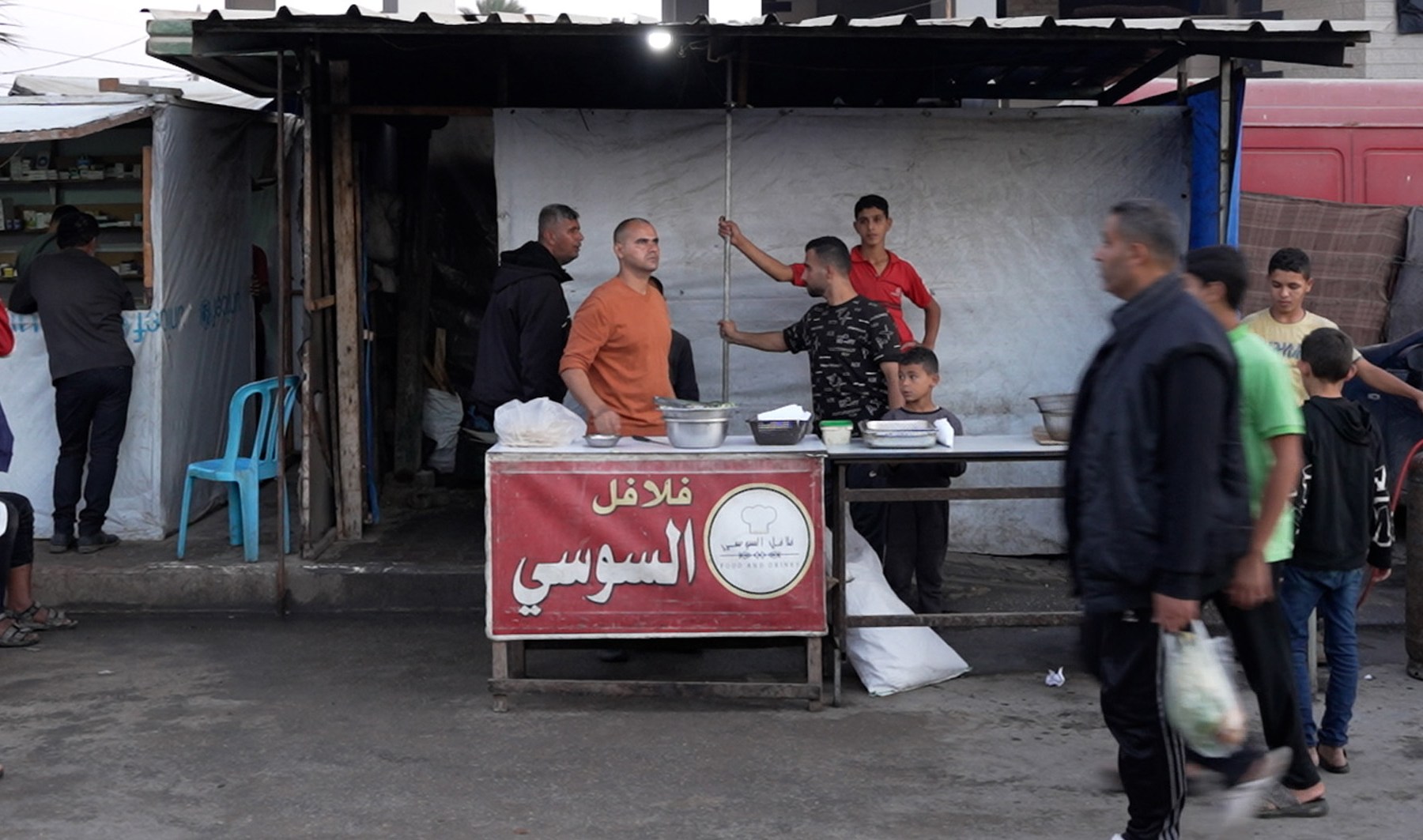 بالفيديو: الحرب حولت أحد أشهر المطاعم في غزة إلى كشك طعام | غزة