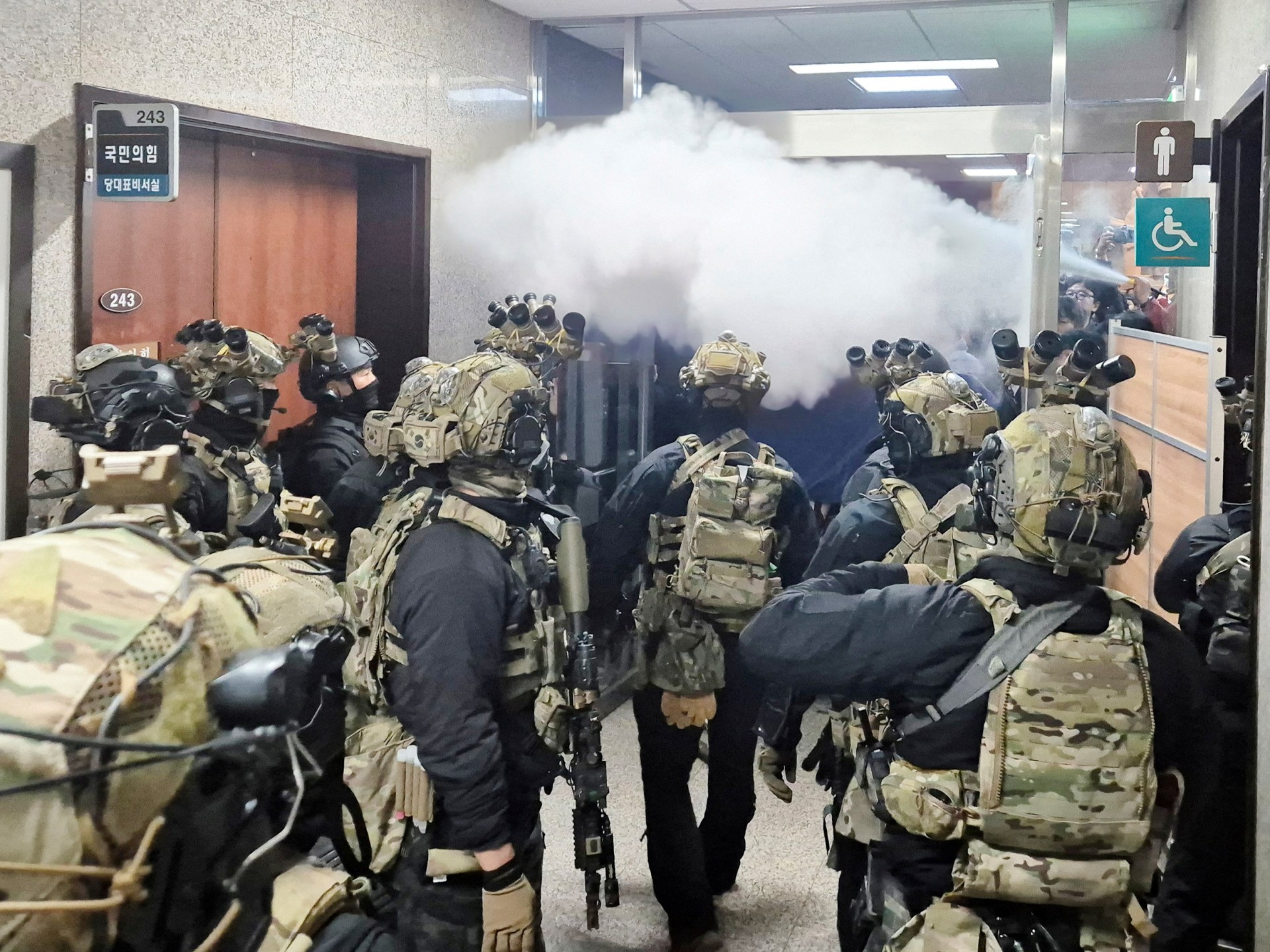 الكوريون الجنوبيون في حالة صدمة بعد إعلان الرئيس الفاشل للأحكام العرفية | حكومة