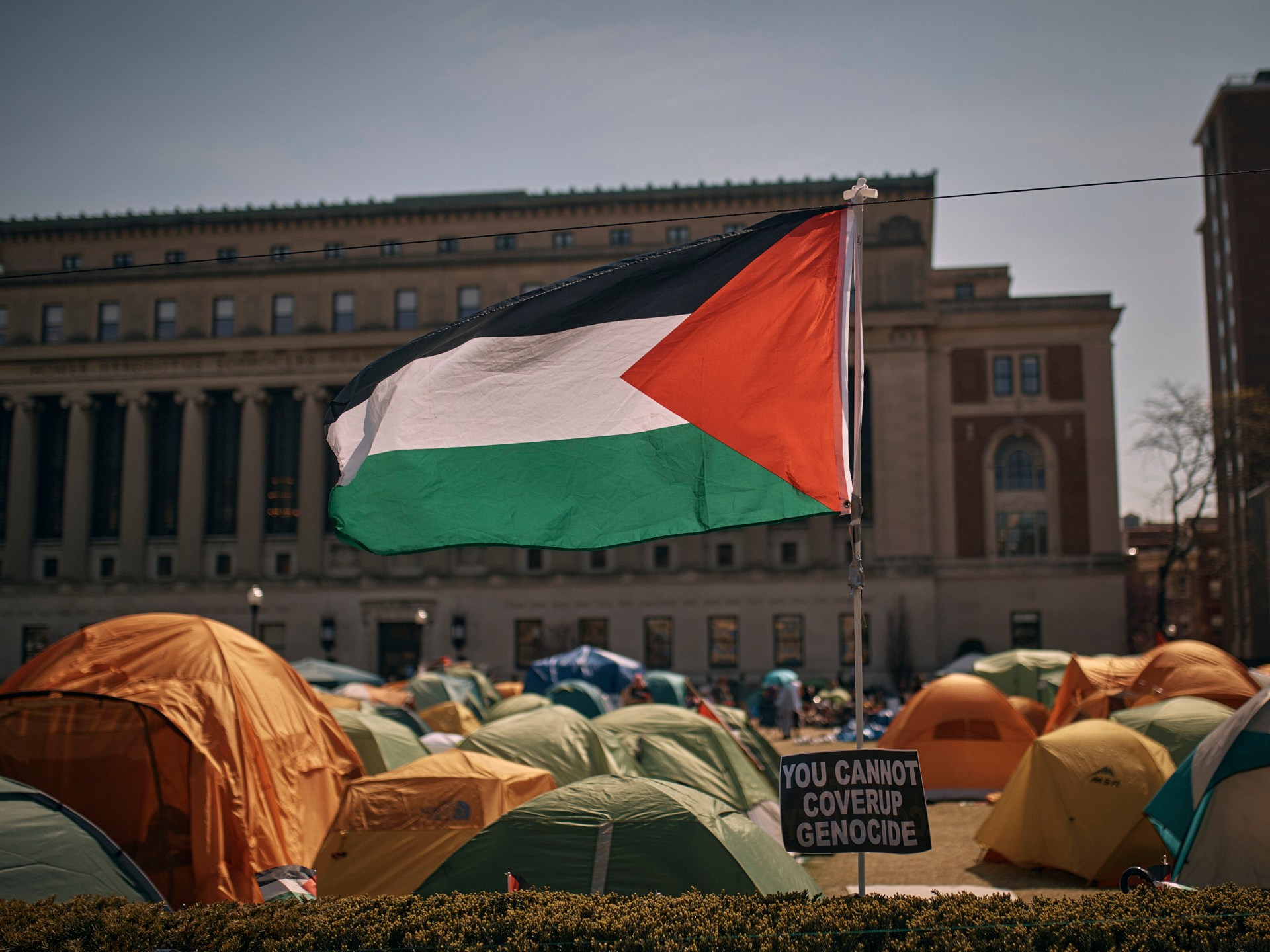 نشطاء يؤيدون الأستاذ الأمريكي “المجبر” على مغادرة كولومبيا بسبب مناصرته لفلسطين | أخبار الصراع الإسرائيلي الفلسطيني