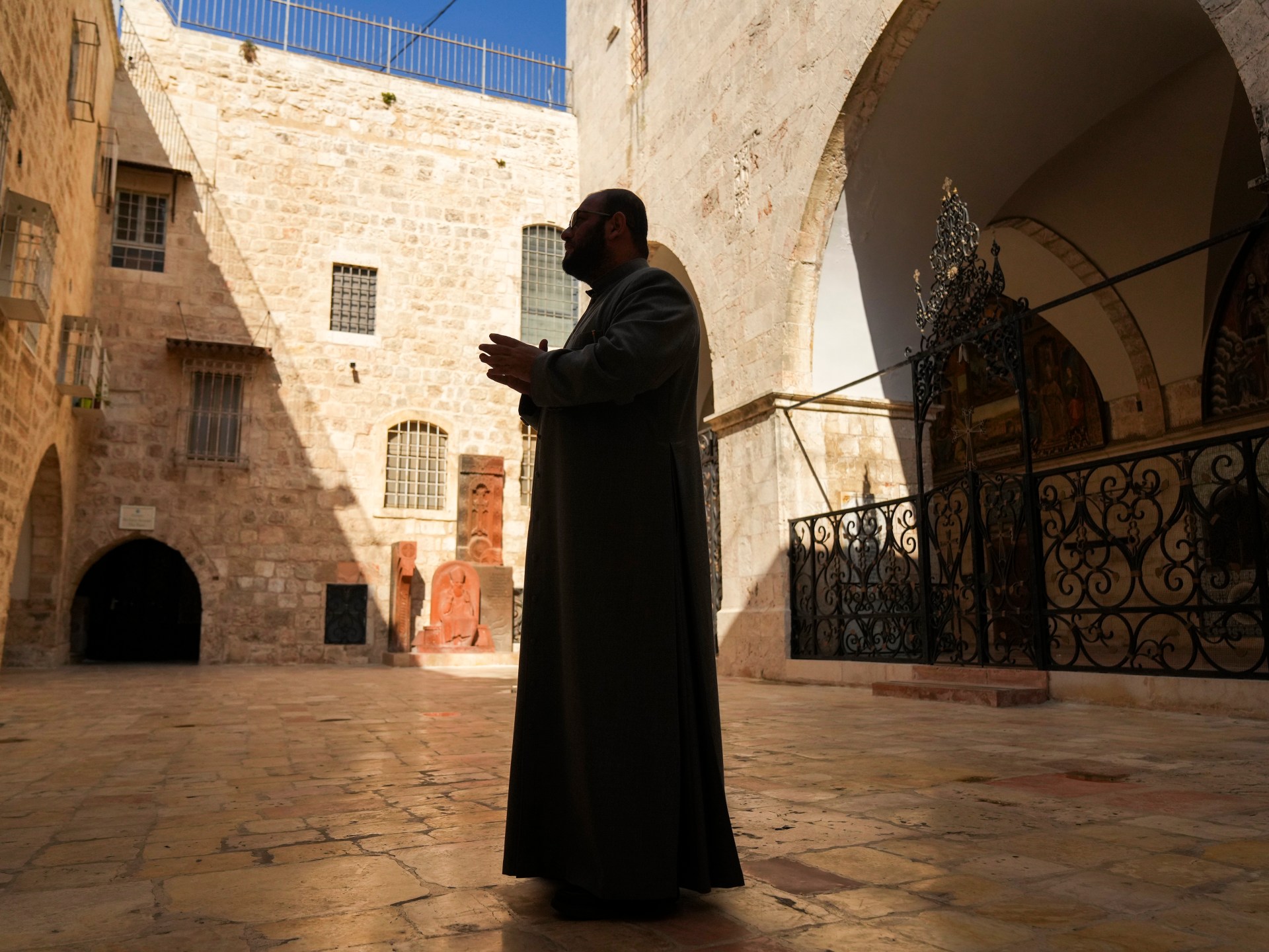 المسيحيون الأرمن في البلدة القديمة بالقدس يشعرون بالجدران تغلق | أخبار القدس
