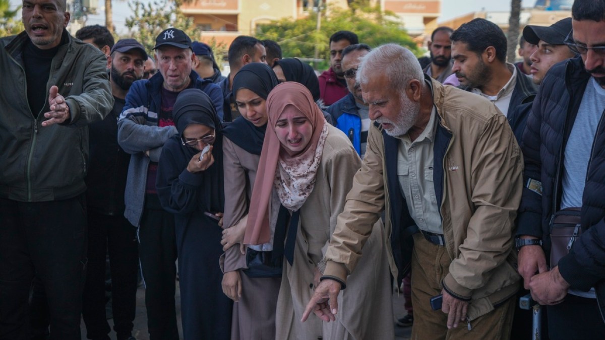 الفلسطينيون ينددون بالهجوم الإسرائيلي “الهمجي” على النصيرات والذي أدى إلى مقتل العشرات | أخبار غزة