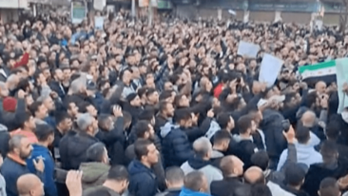 احتجاجات في سوريا بسبب فيديو “قديم” يظهر الهجوم على أسطح الأضرحة | ملف الأخبار