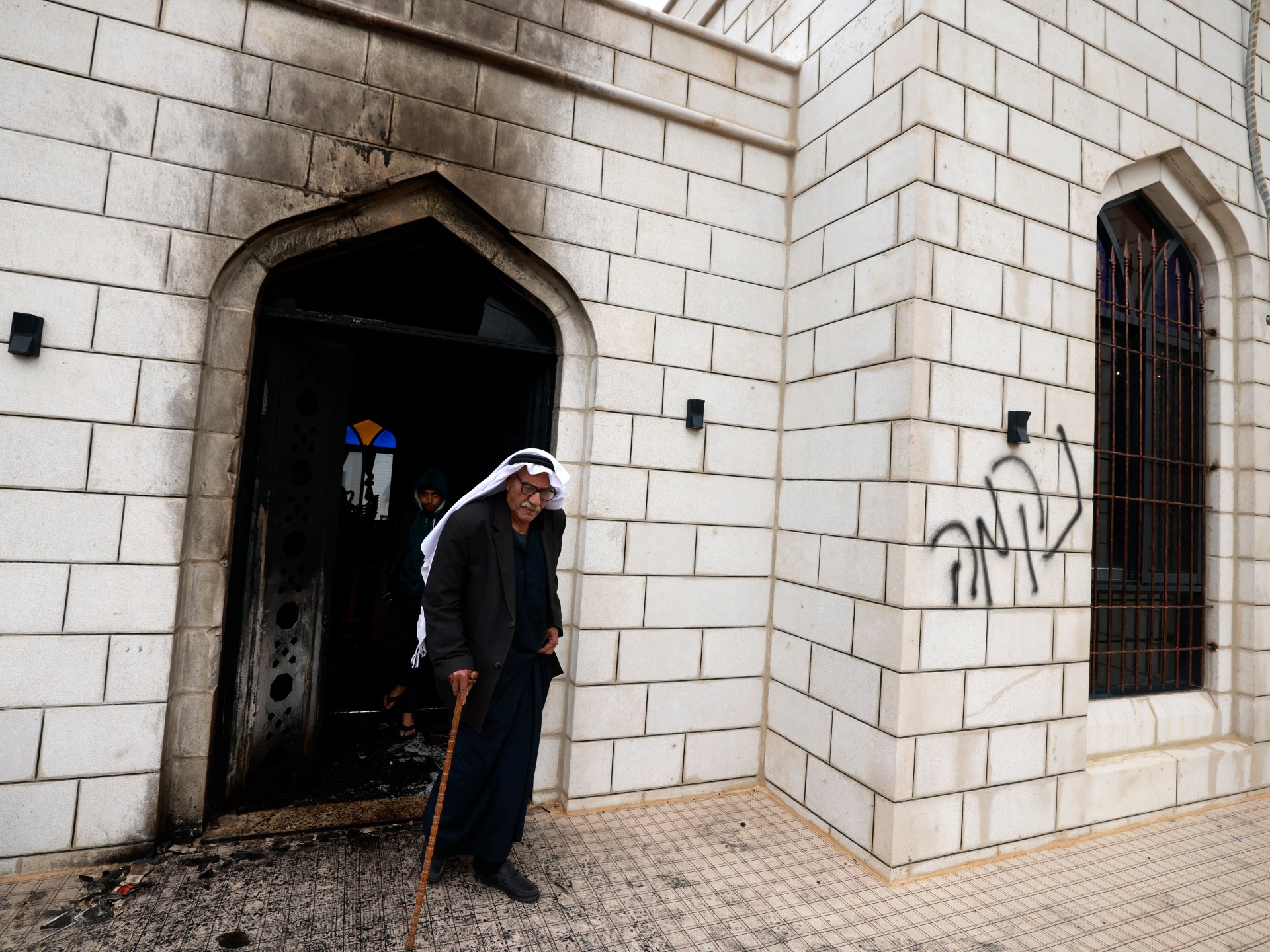 مستوطنون إسرائيليون يخربون مسجدا ويشعلون النار فيه | الضفة الغربية المحتلة