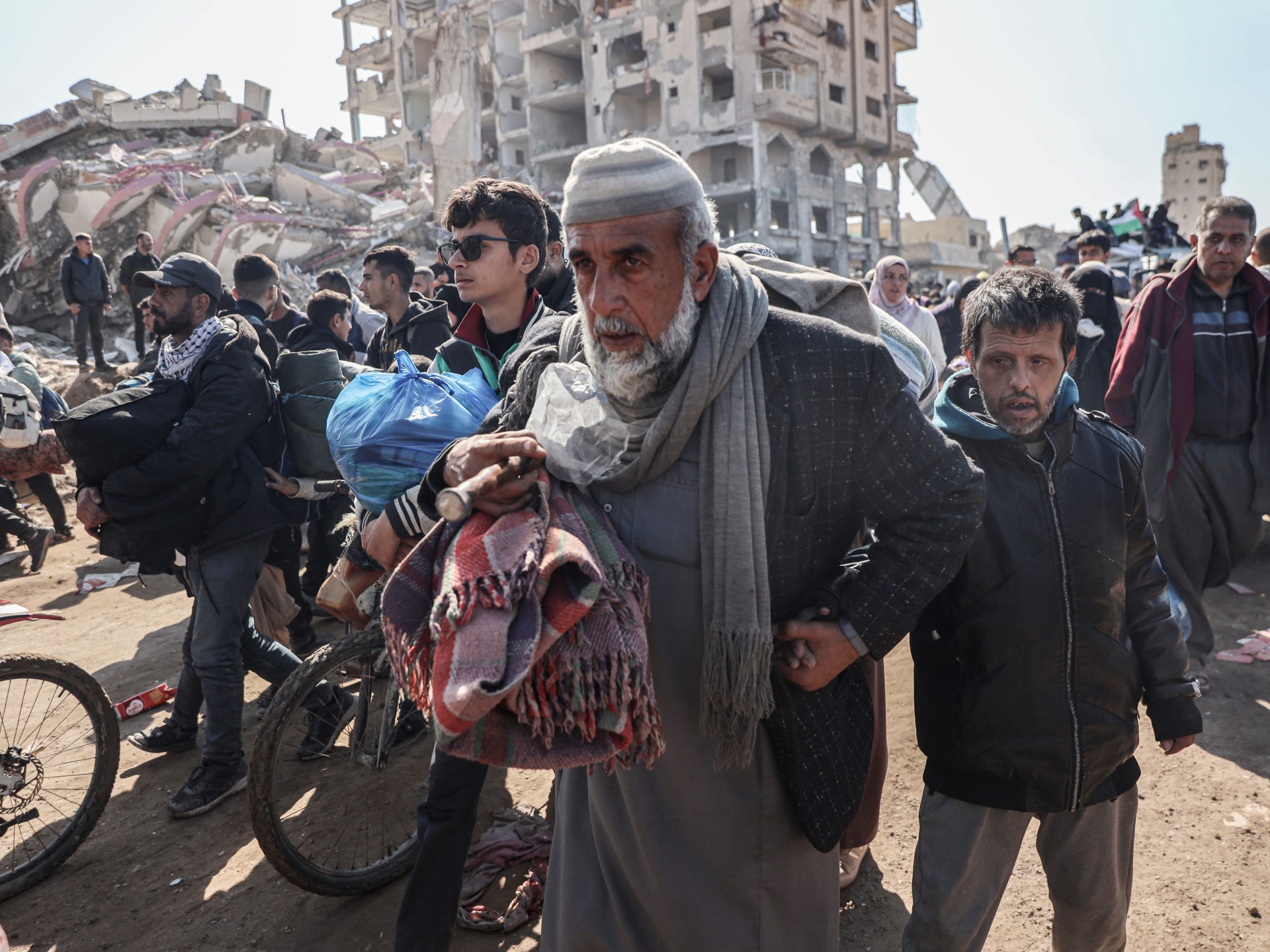 يصل الفلسطينيون المنهكون إلى مدينة غزة إلى أي منازل ، قتلوا عائلة | أخبار الصراع الإسرائيلية