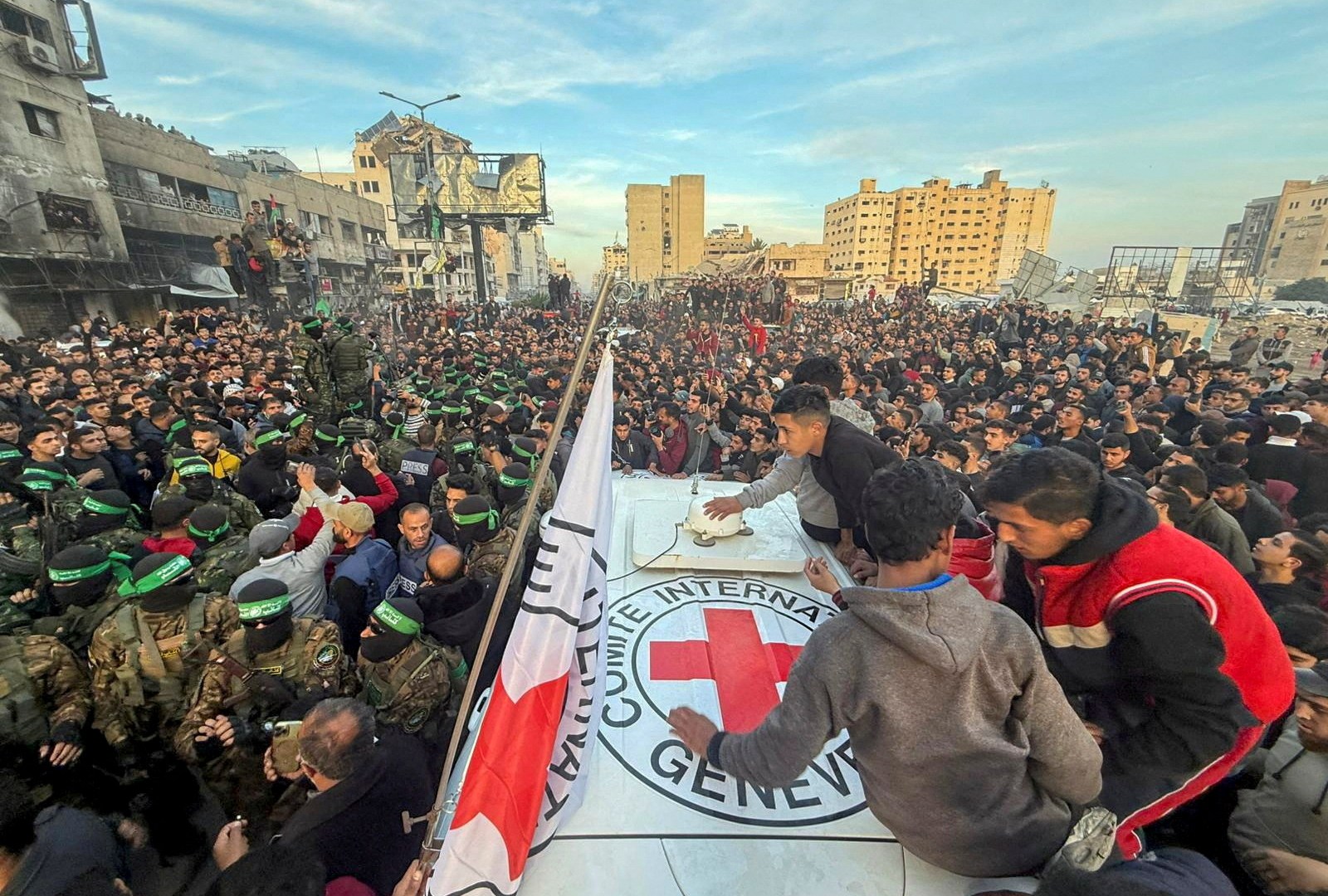 حماس تطلق سراح أول ثلاثة أسرى إسرائيليين مع سريان وقف إطلاق النار في غزة | أخبار الصراع الإسرائيلي الفلسطيني