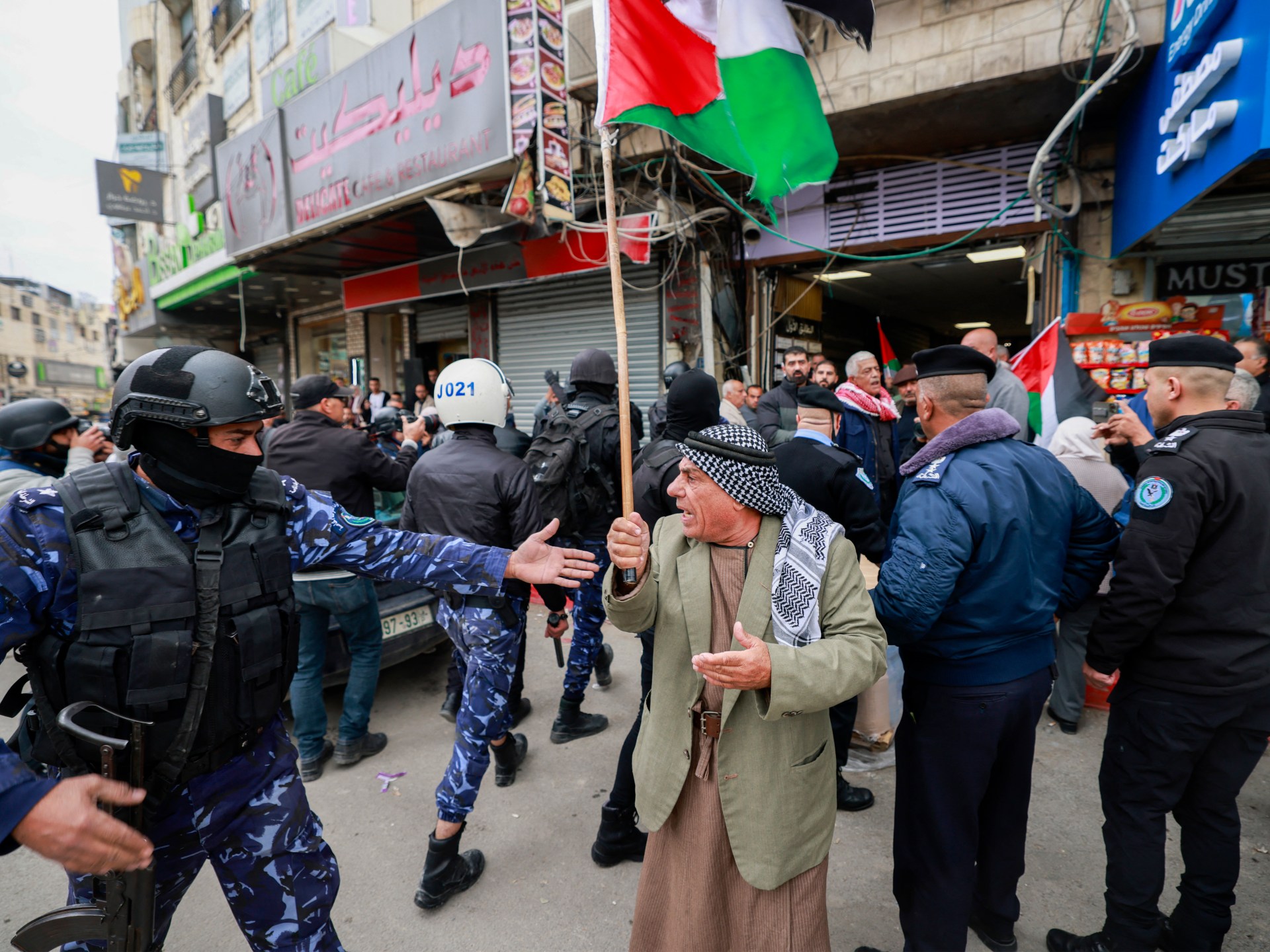 السلطة الفلسطينية تعلق عمليات قناة الجزيرة في الضفة الغربية | أخبار