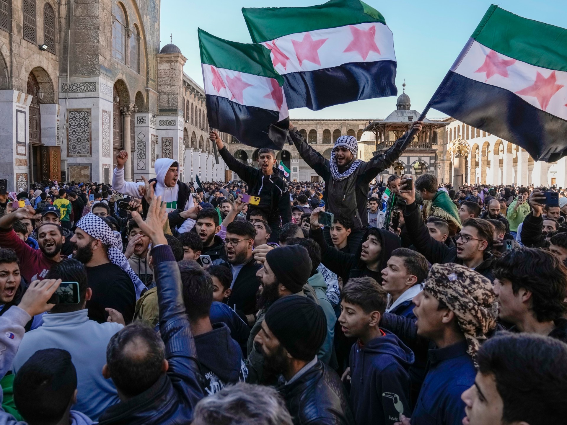 الولايات المتحدة توقف مؤقتًا بعض القيود المفروضة على سوريا، مما يوفر الأمل بشأن العقوبات الغربية | أخبار الحرب السورية