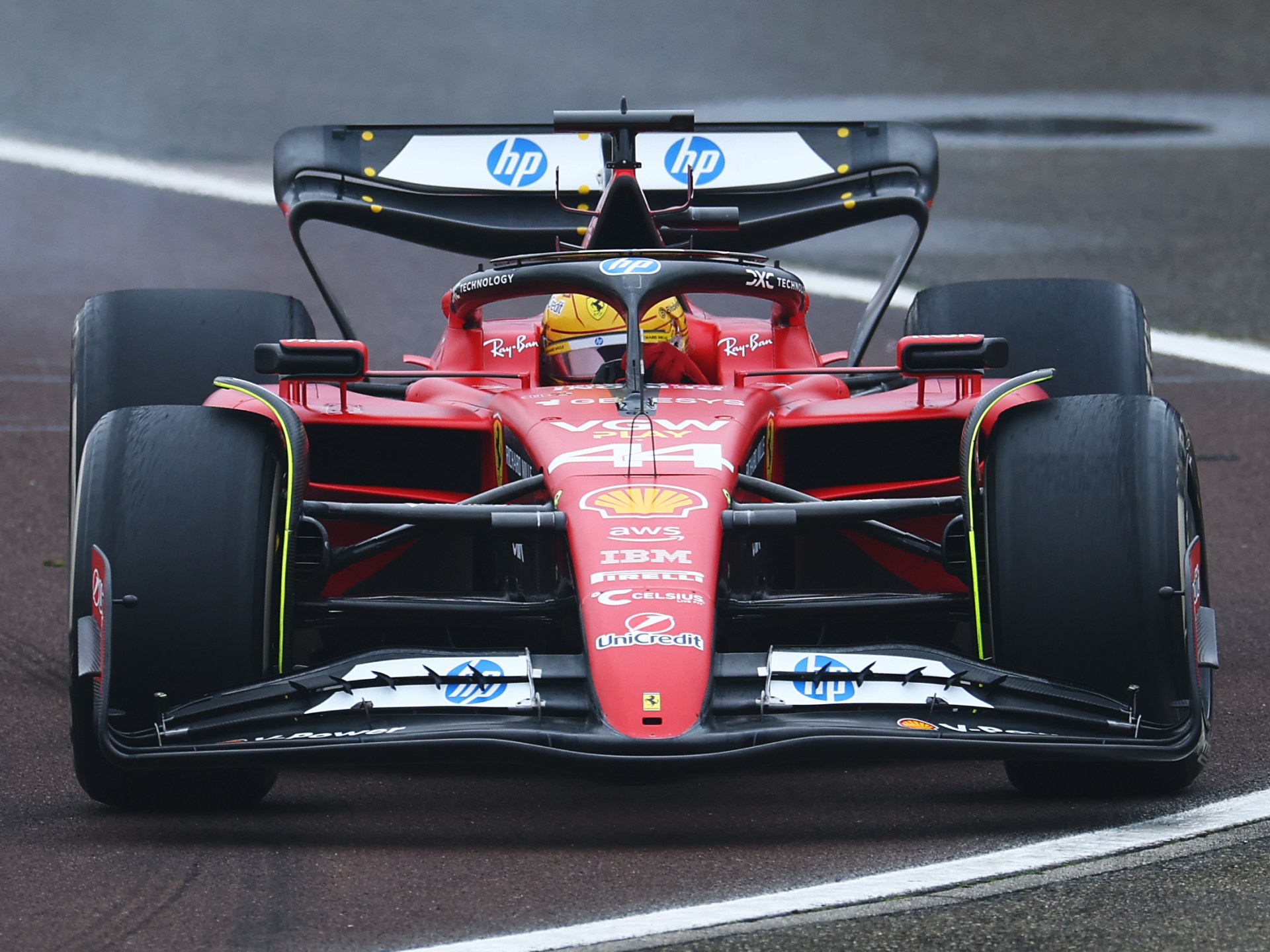 لويس هاميلتون يقود سيارة فيراري F1 لأول مرة | أخبار رياضة السيارات