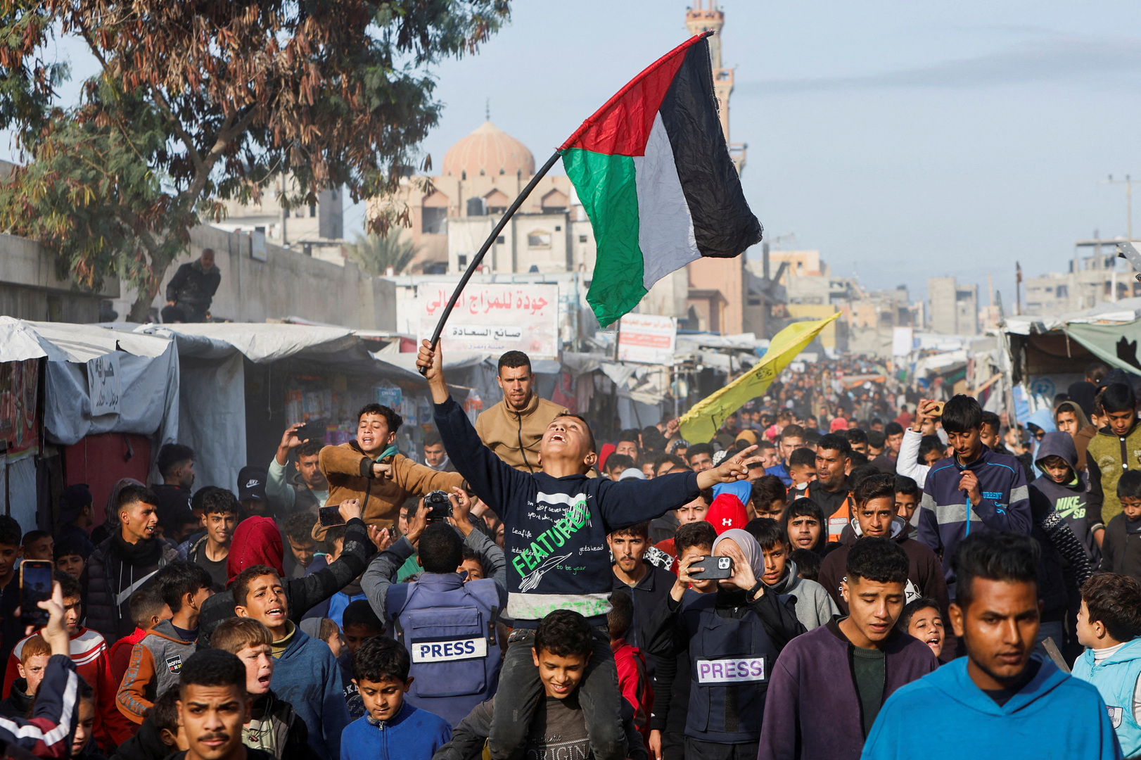 مراسل الجزيرة يصور الارتياح والفرح والأمل مع بدء وقف إطلاق النار في غزة