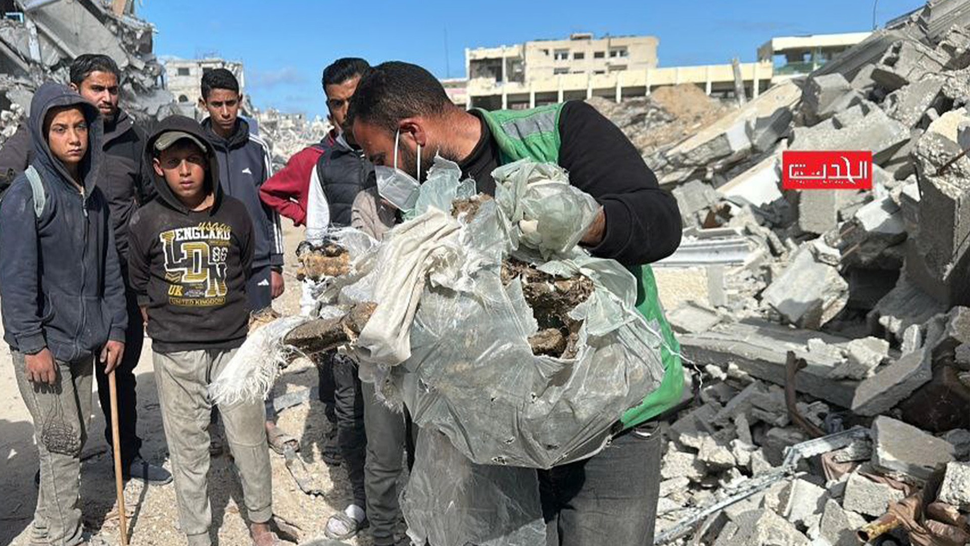 فلسطينيون يعثرون على عشرات الجثث تحت الأنقاض في غزة | غزة
