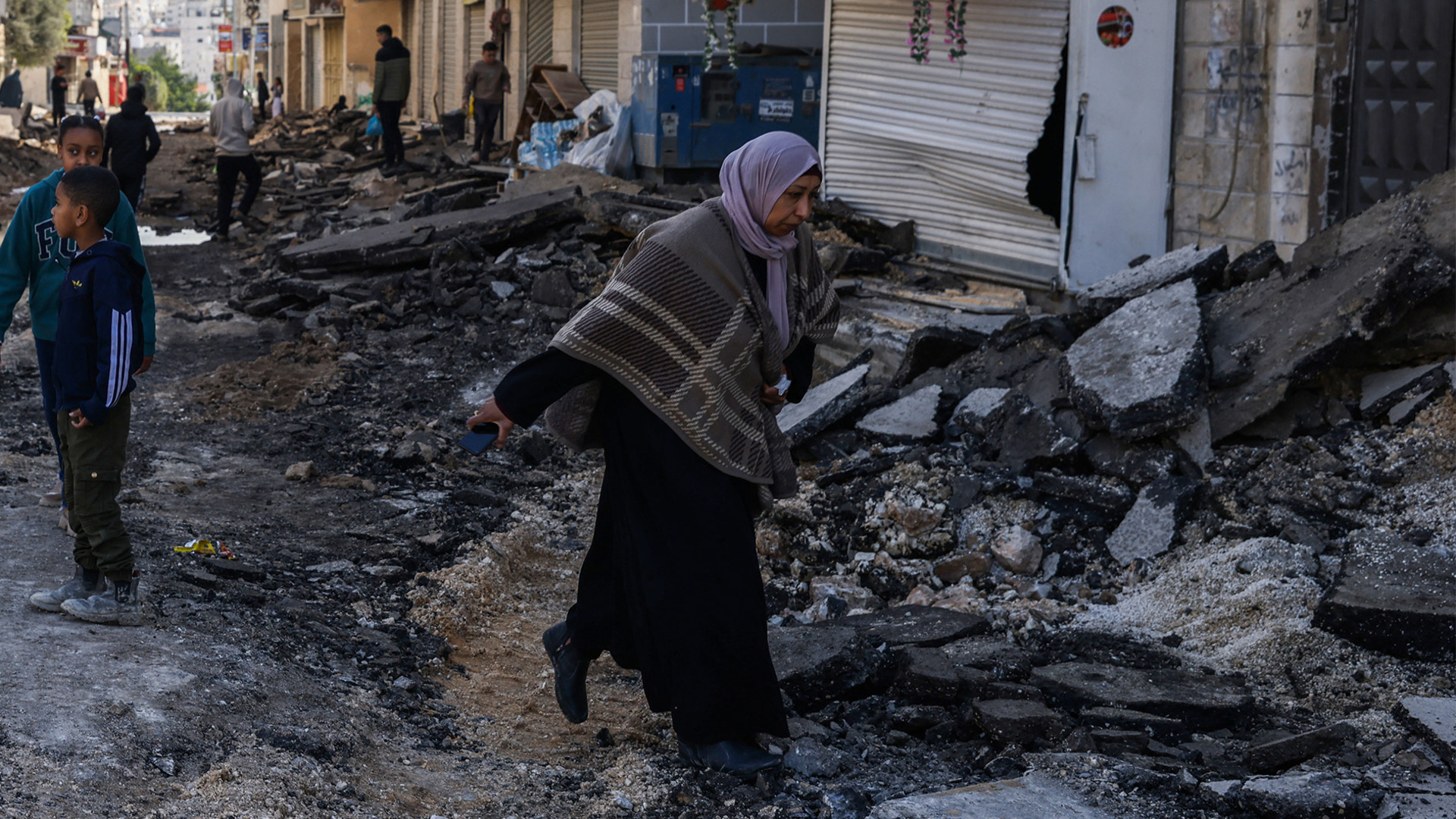العملية الإسرائيلية في الضفة الغربية المحتلة تزيح الفلسطينيين قسراً