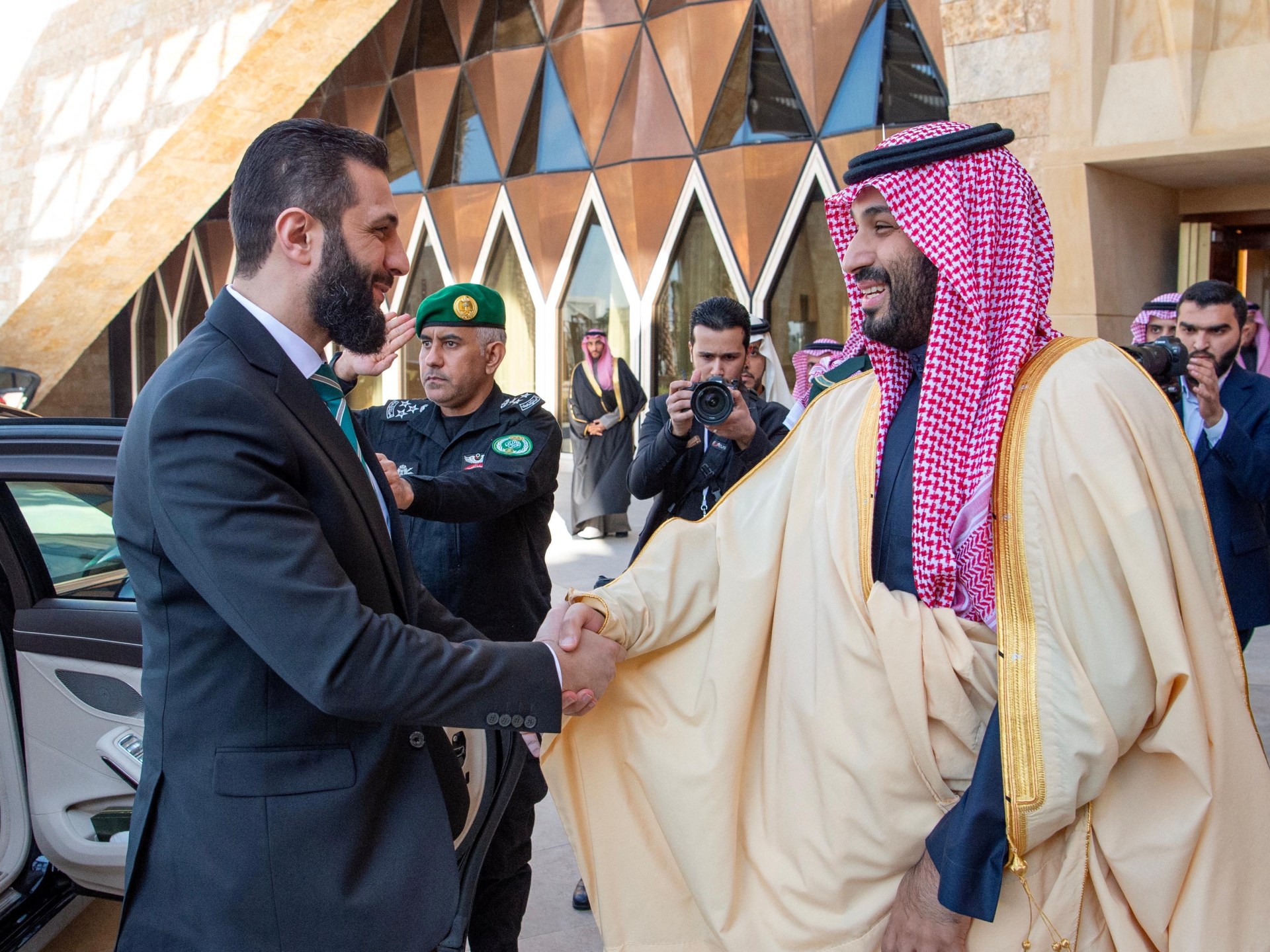 يلتقي رئيس السوريا الشارا في المملكة العربية السعودية في الرحلة الأجنبية الأولى | أخبار السياسة