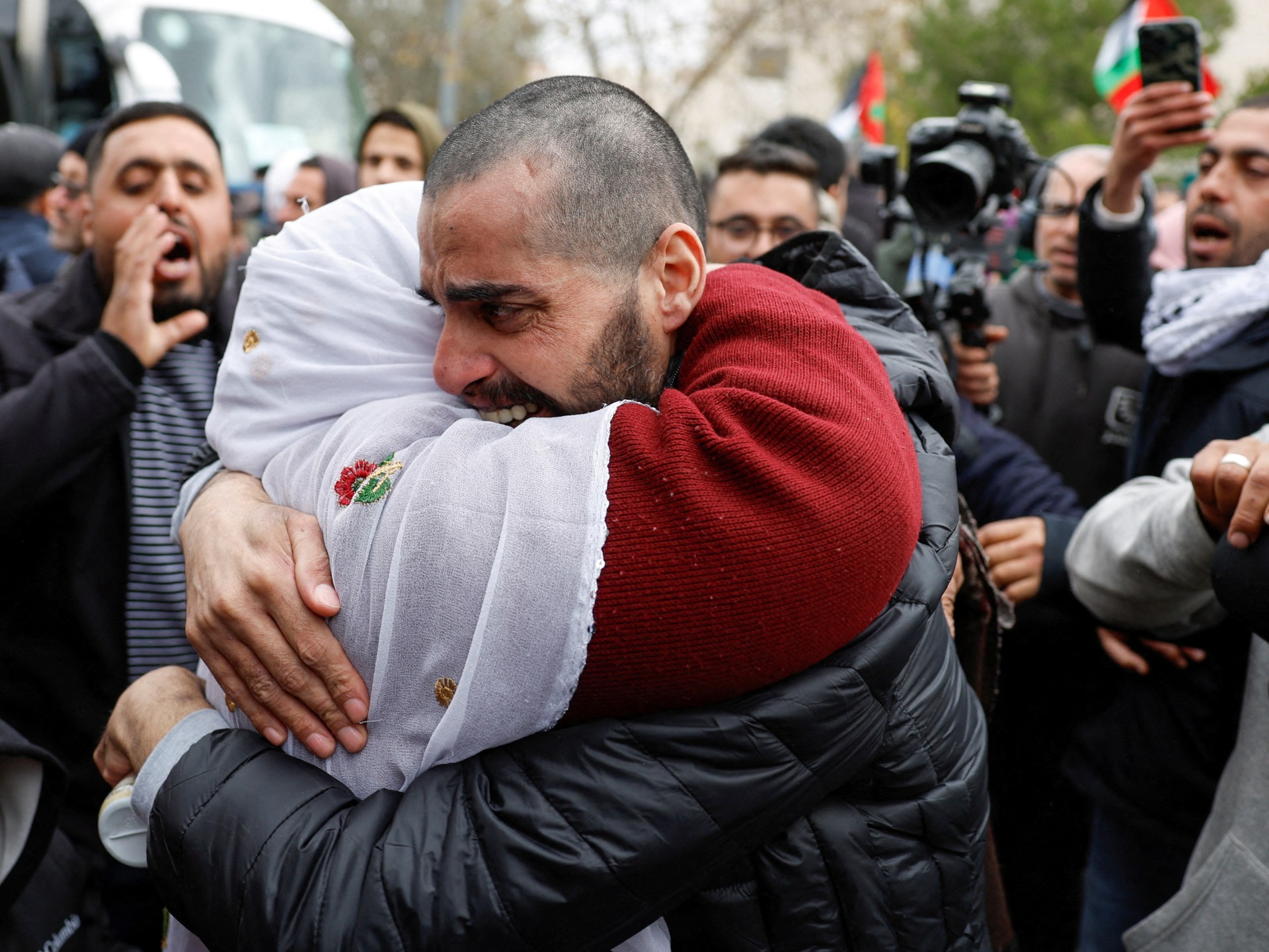 تقوم حماس وإسرائيل بإجراء مبادلة السجناء الخامس تحت صفقة وقف إطلاق النار في غزة | أخبار الصراع الإسرائيلية