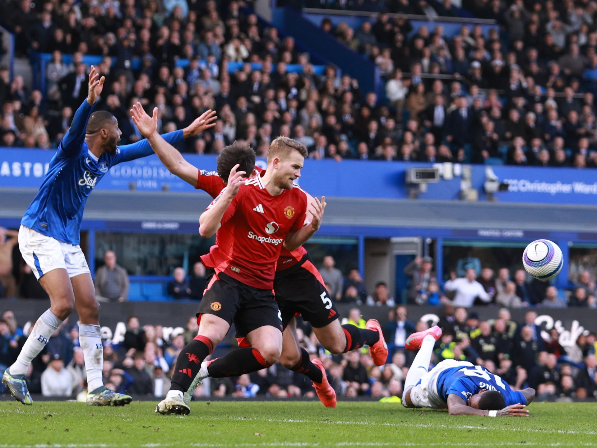 MAN UTD ينجو من دراما VAR VAR VERNALTY للقتال من أجل التعادل في Everton | أخبار كرة القدم