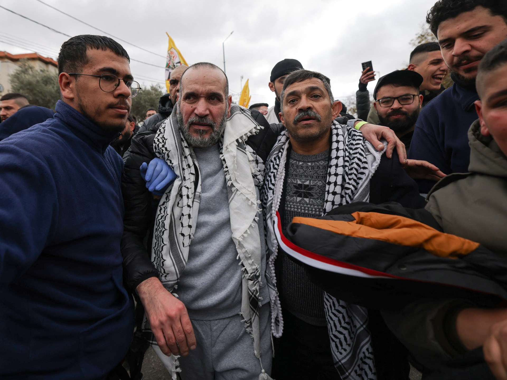 الفرح في إسرائيل ، قيود في فلسطين على الأسرى الذين تم إصدارهم ، السجناء | أخبار الصراع الإسرائيلية