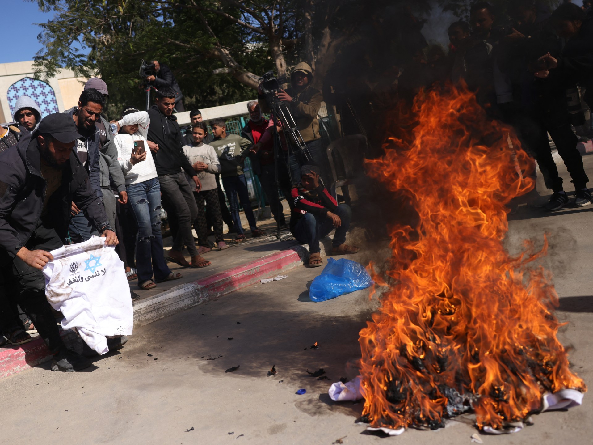 الفلسطينيون يحرقون القمصان “المهينة” بعد إطلاق سراح السجون الإسرائيلية | أخبار الصراع الإسرائيلية