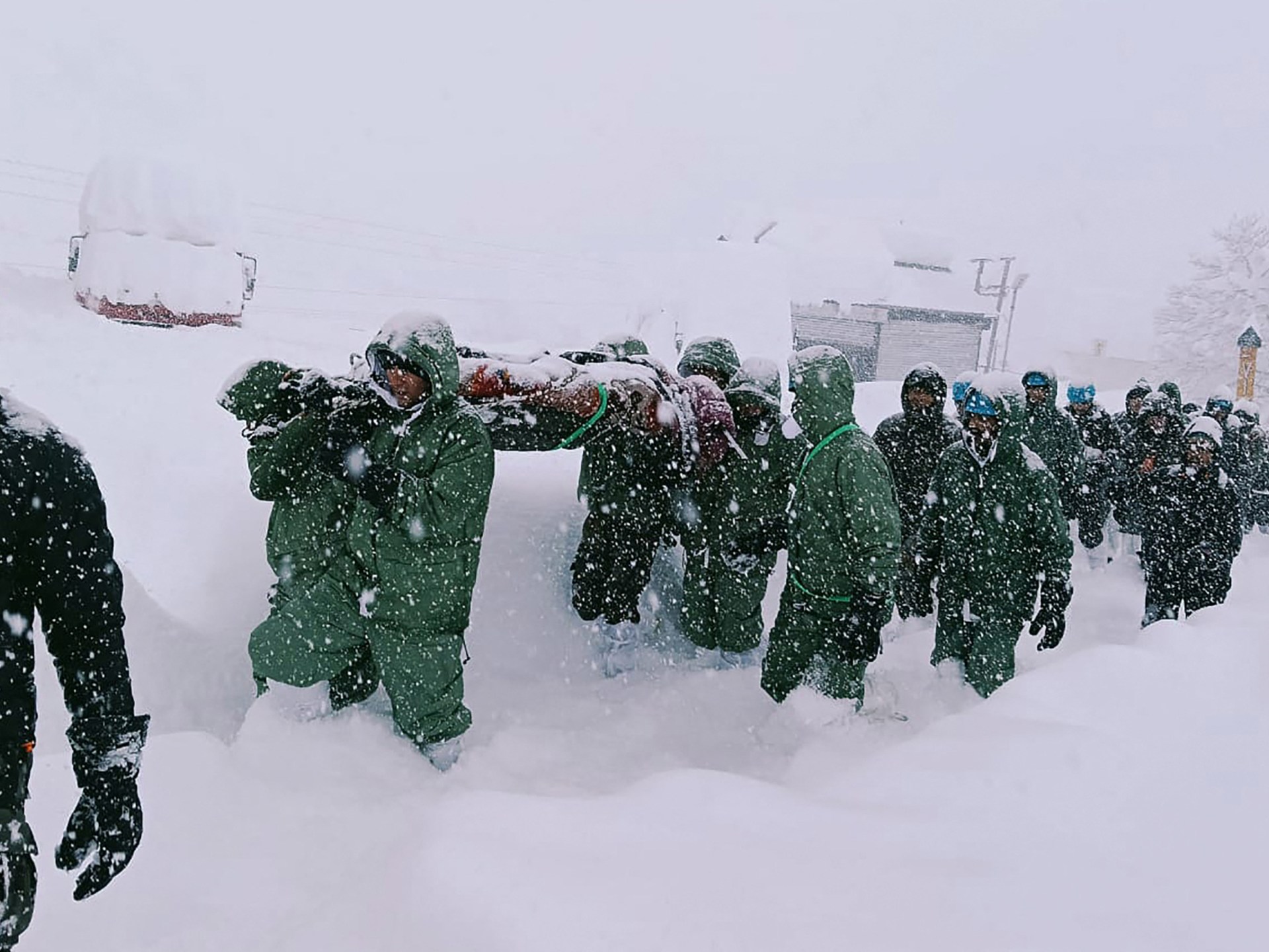 Avalanche Traps 42 عامل تحت الثلج بالقرب من حدود التبت في الهند | أخبار المناخ