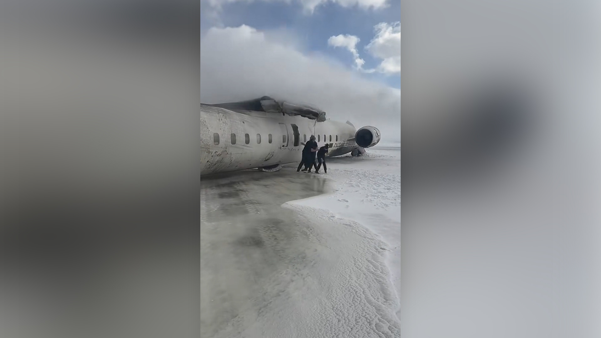 تقلب الطائرات الأمريكية مرة أخرى في Crash Landing في مطار تورنتو