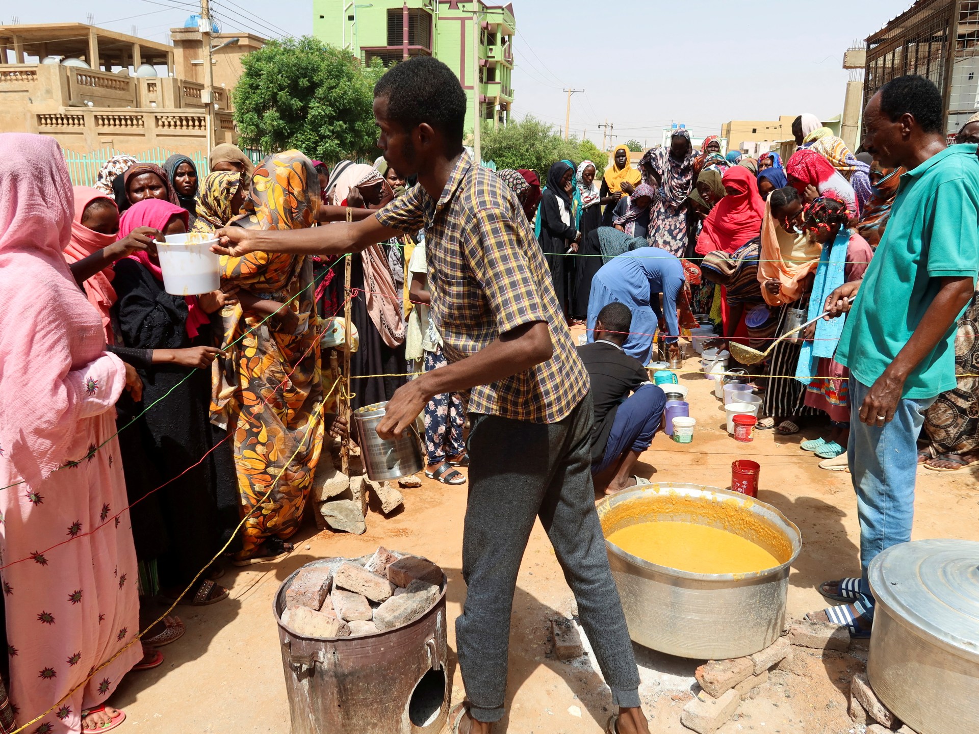 تجويع السودانيين كمطابخ حساء تغلق وتمنع الأطراف المتحاربة المساعدات | أخبار حرب السودان