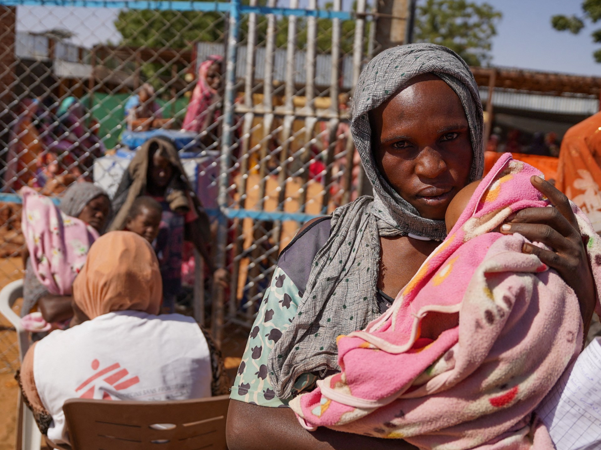 الجياع ، خائف من دارفور المدنيين يخشون هجوم RSF ، والقرص على مساعدة الجيش | أخبار حرب السودان