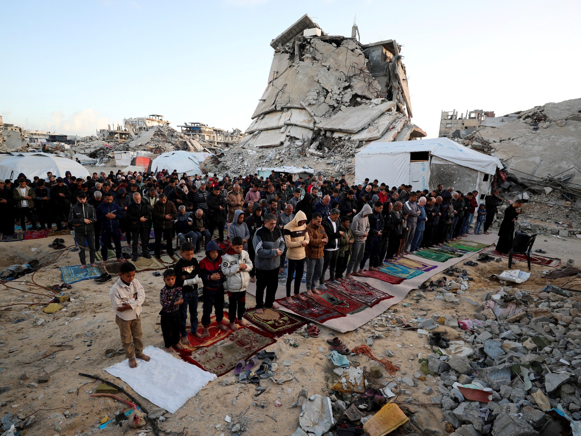 تقتل الهجمات الجوية الإسرائيلية العشرات في غزة بينما يحدد الفلسطينيون عيد الفطر | أخبار الصراع الإسرائيلية