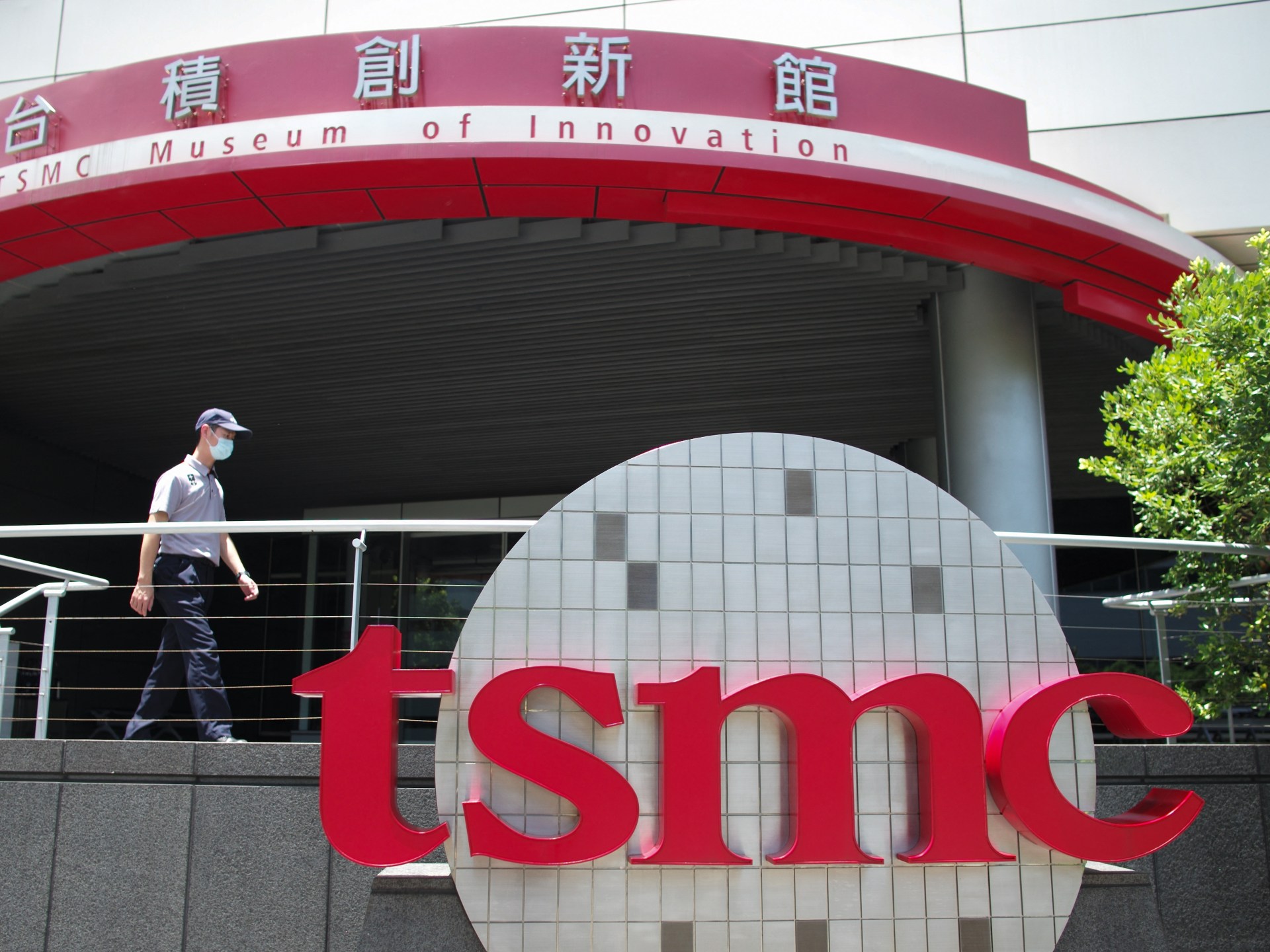 تخطط Chip Giant TSMC لإنفاق 100 مليار دولار لتوسيع تصنيع الرقائق الأمريكية | أخبار دونالد ترامب