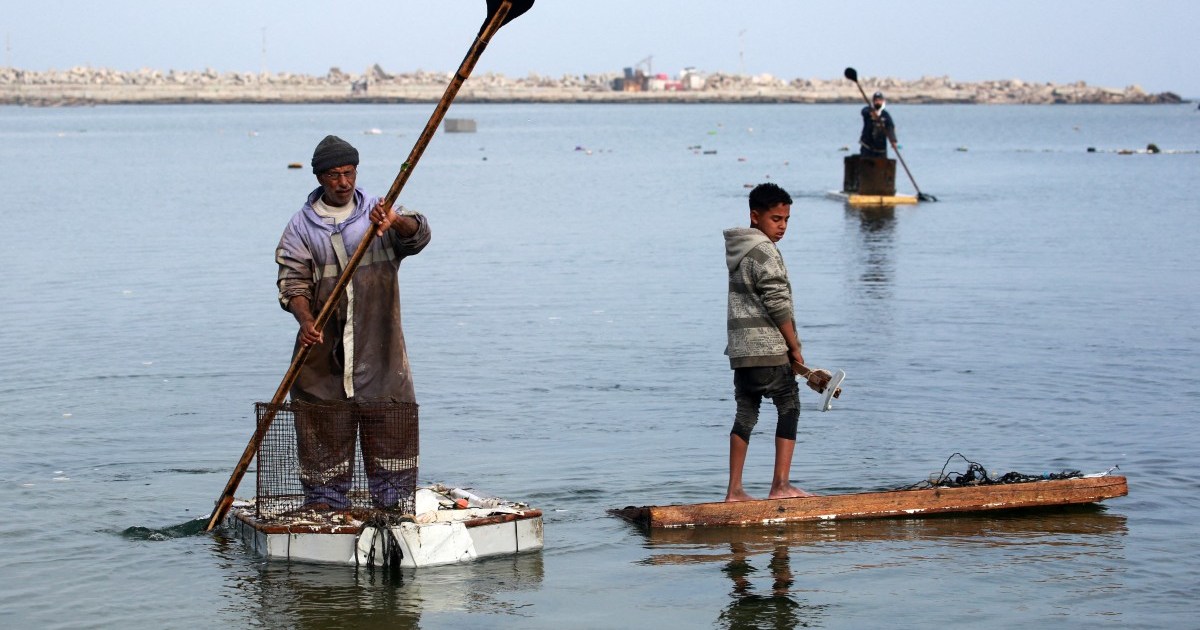 بلا قوارب في غزة: استخدام أبواب الثلاجة القديمة لالتقاط الأسماك | أخبار الصراع الإسرائيلية