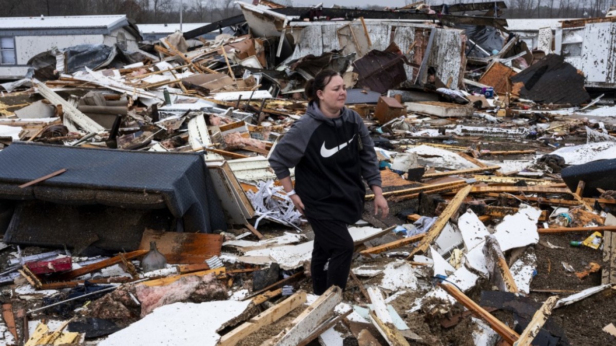 تستمر Tornado Watch حيث تدعي العواصف الأمريكية المميتة 35 شخصًا على الأقل | أخبار الطقس
