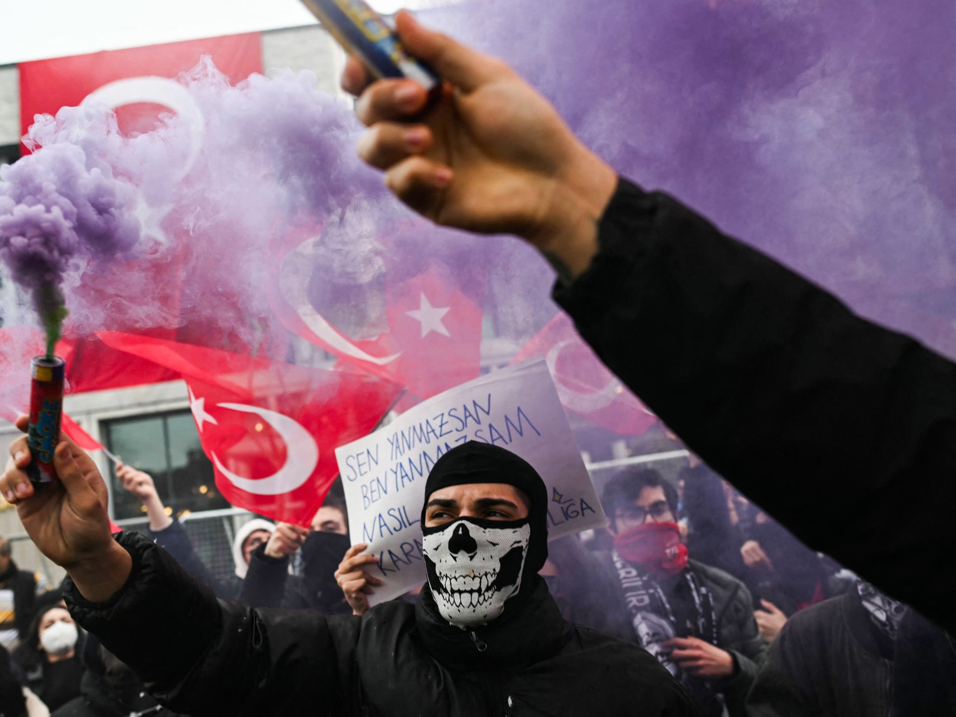 يحتج Turkiye أكثر من 1100 بينما يلوم أردوغان معارضة “الشر” للاحتجاجات | احتجاج أخبار