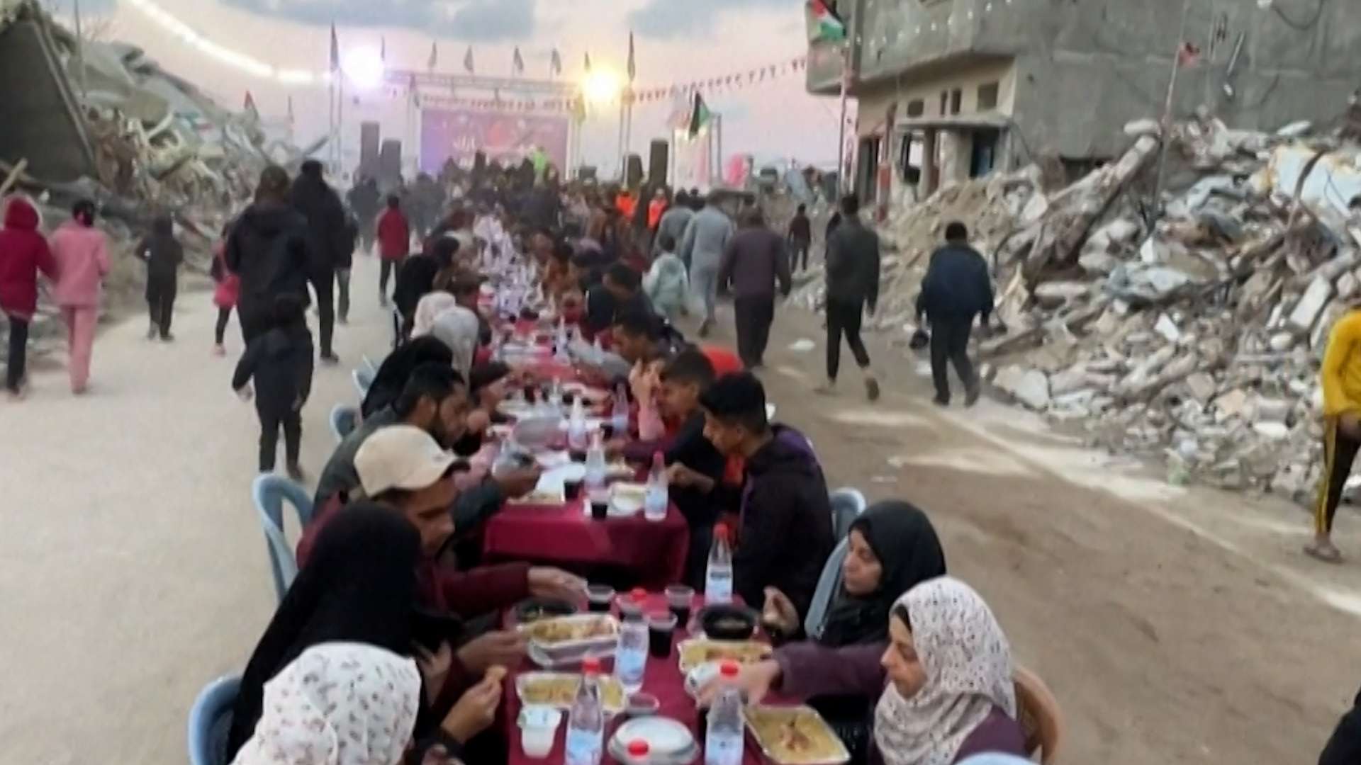 الفيديو: الفلسطينيون يلاحظون رمضان كئين في غزة كما إسرائيل كتل المساعدات | غزة