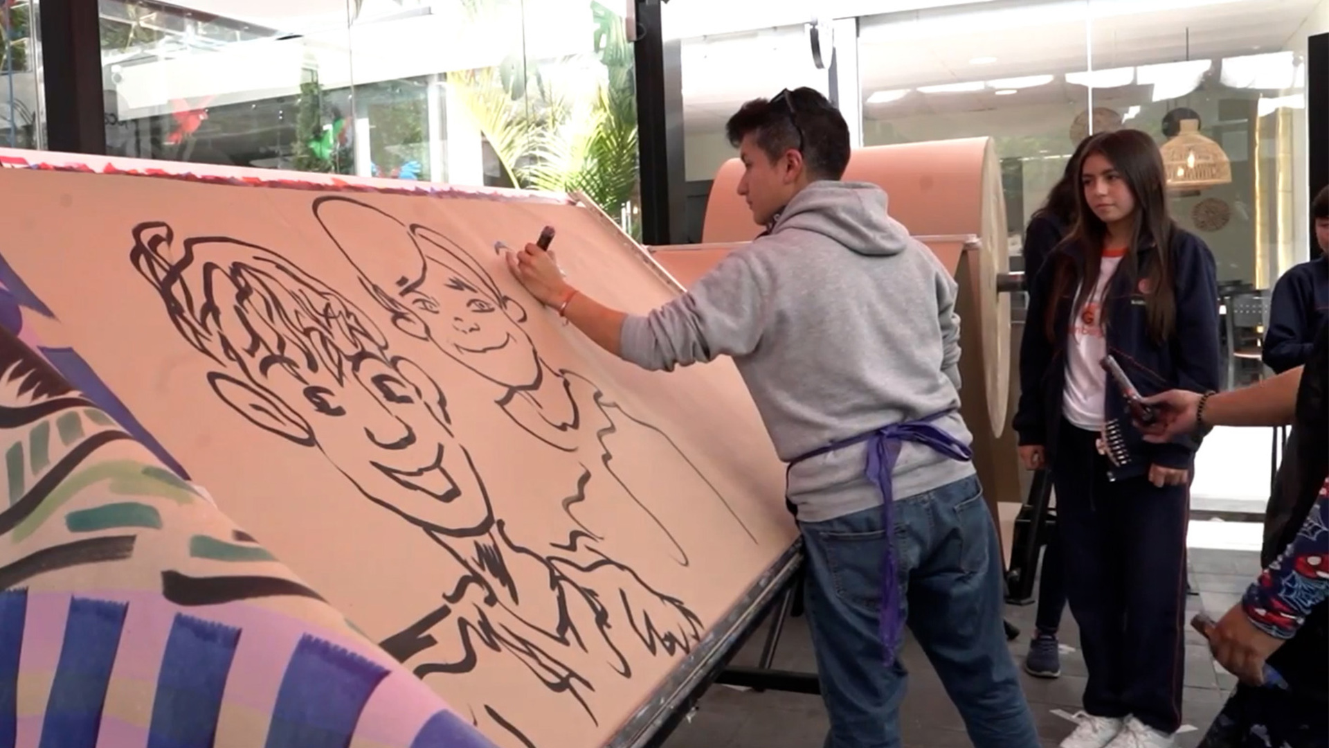 الفنان الإكوادوري يعمل على أطول رسم في العالم