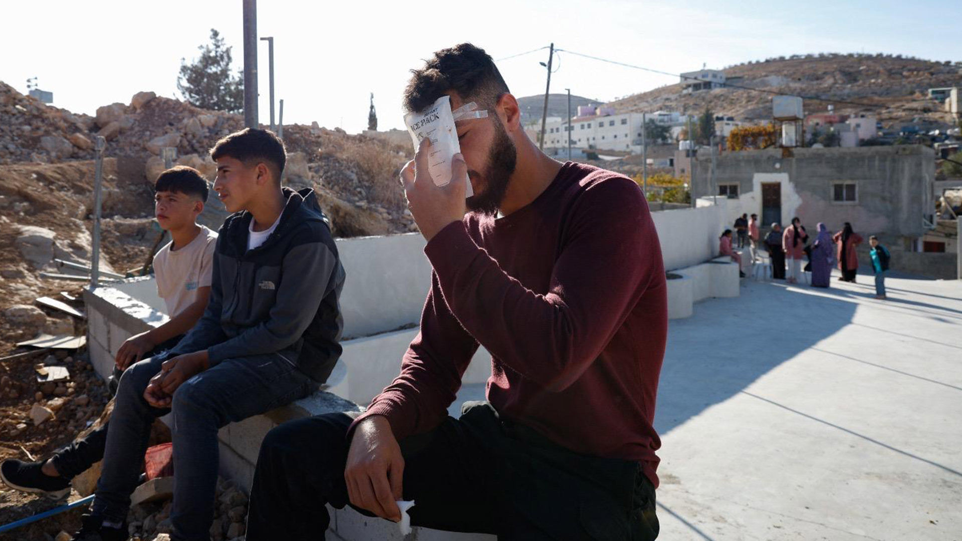 النشطاء الفلسطينيون الذين يرفضون المغادرة على الرغم من العنف الإسرائيلي | صراع إسرائيل والنازتين