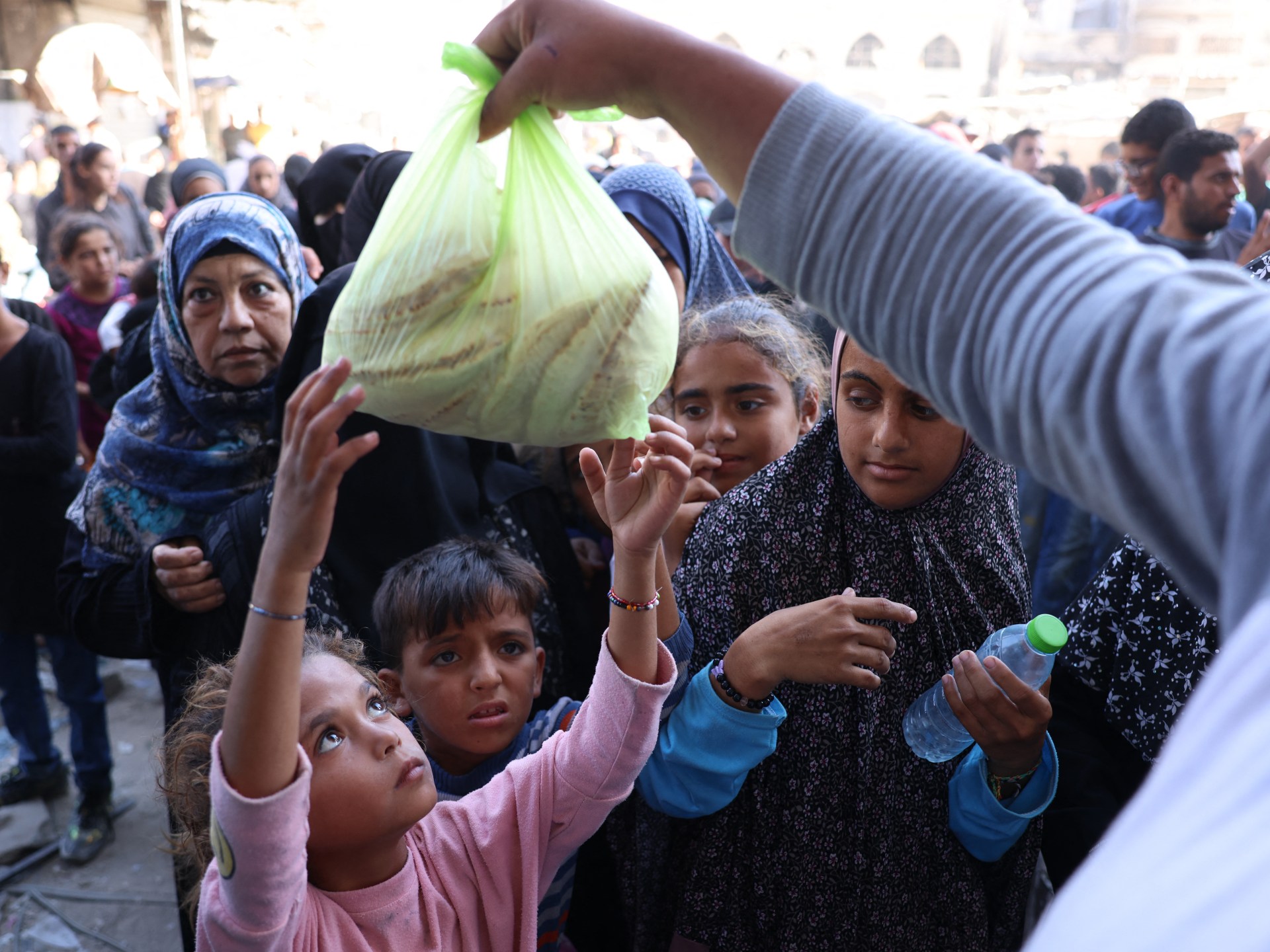 يواجه الفلسطينيون الجوع كما يجبر الحصار الإسرائيلي غازا إغلاق مخبز | غزة