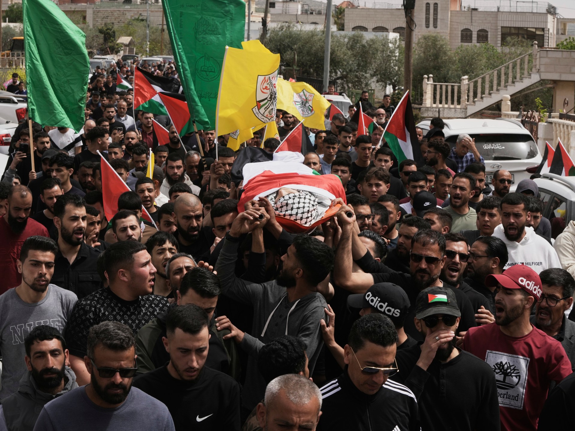 مئات الحداد الفلسطيني الأمريكي في سن المراهقة قتل على أيدي القوات الإسرائيلية