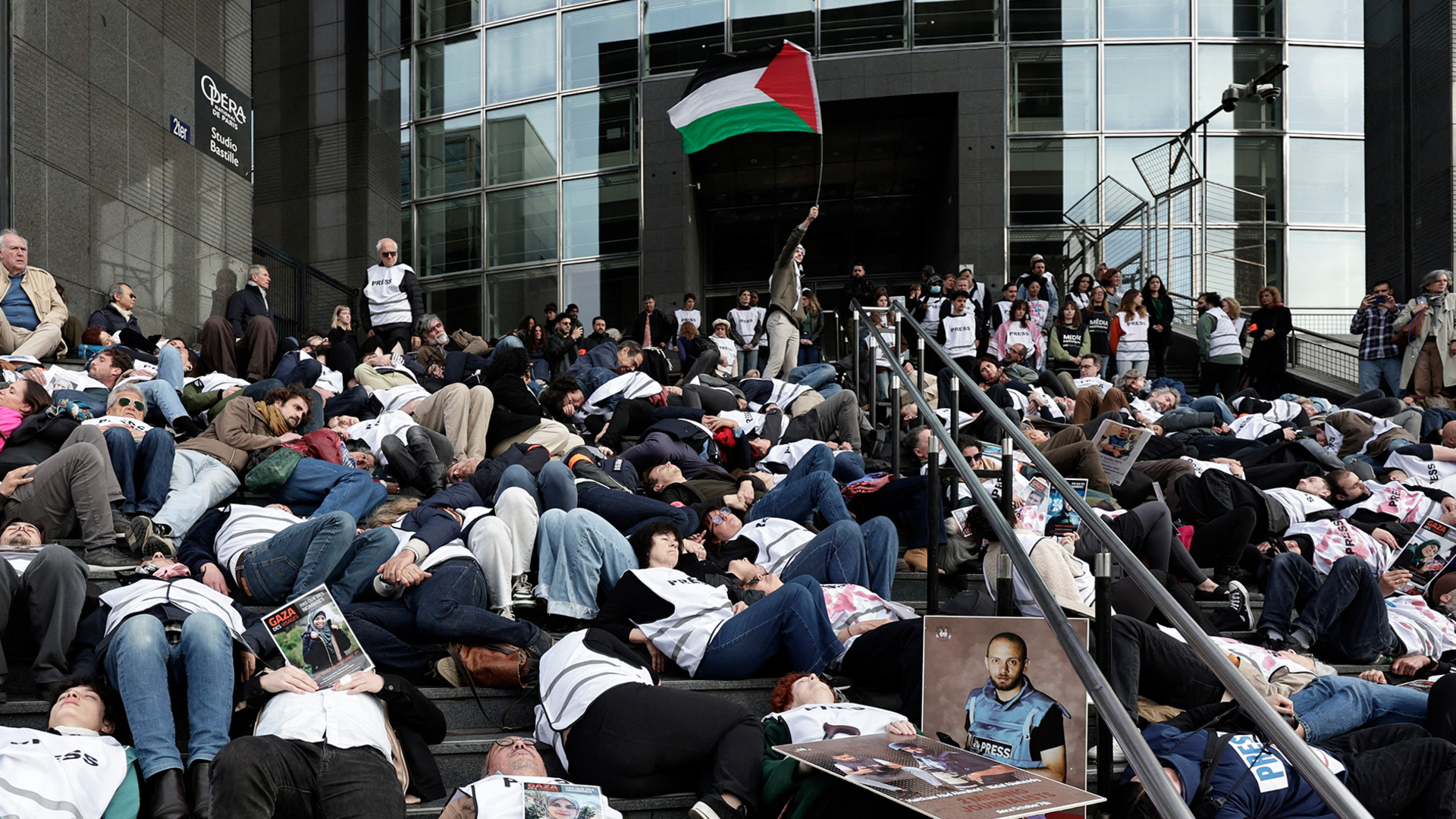 “يموت” في باريس للاحتجاج على قتل الصحفيين الفلسطينيين | غزة
