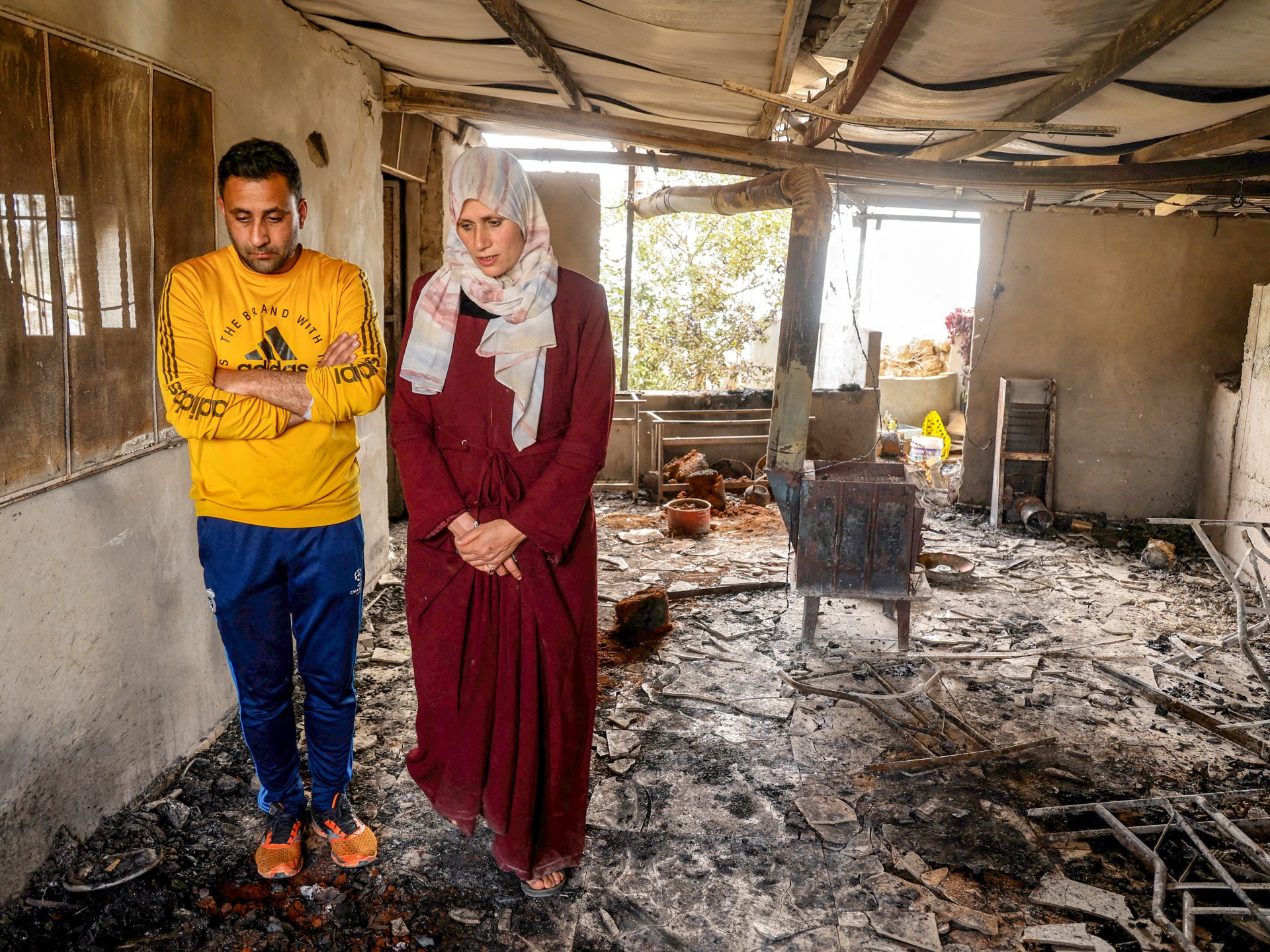 يقول البدو الفلسطينيون أن المستوطنين الإسرائيليين يروعونهم من أراضيهم | أخبار الصراع الإسرائيلية