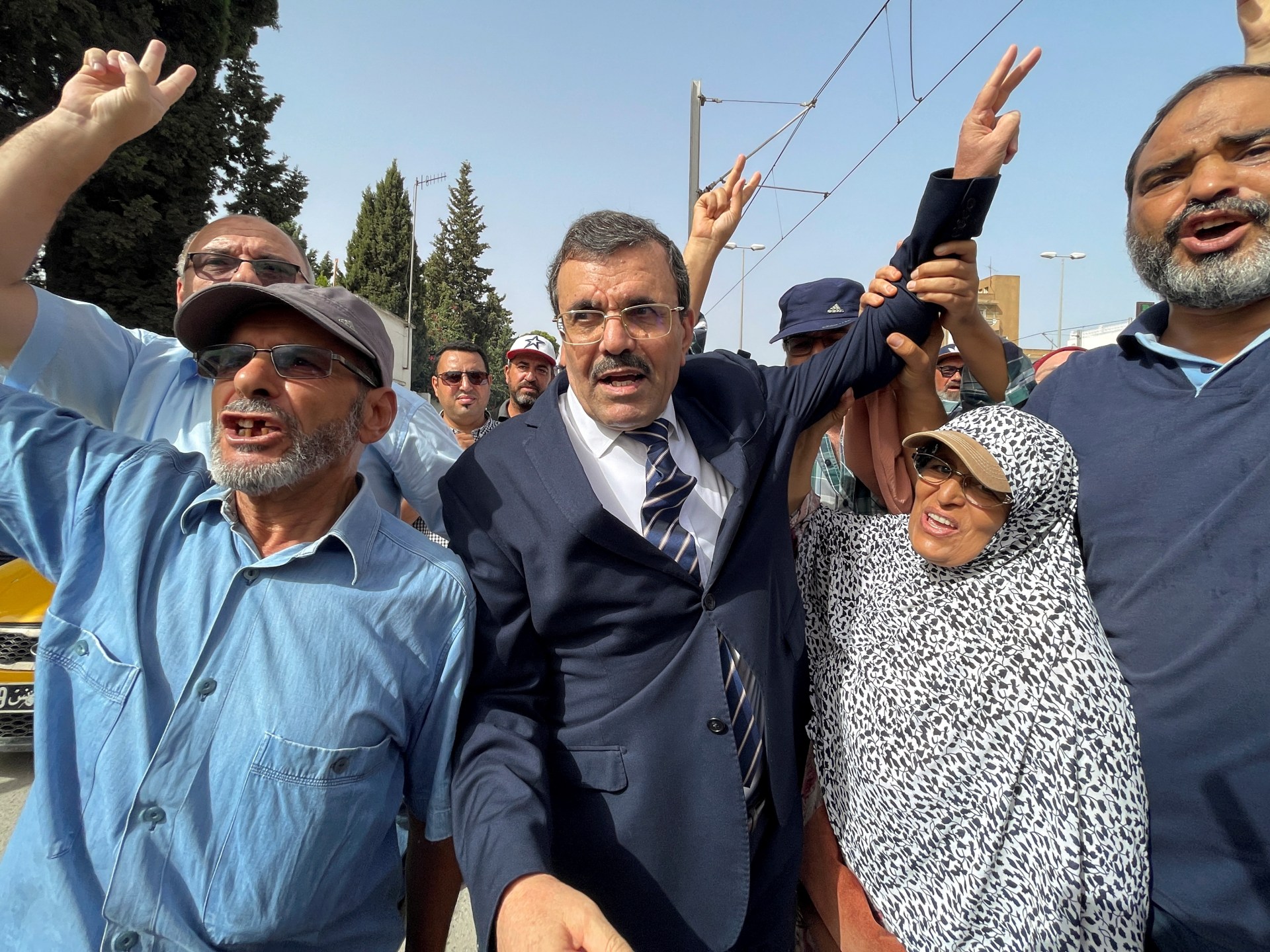 قام رئيس الوزراء التونسي السابق بتسليم عقوبة السجن لمدة 34 عامًا ، ورفض تهم “إرهاب” | أخبار السياسة