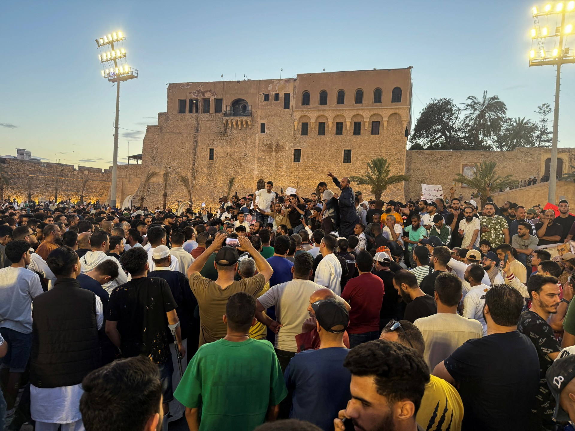 يستقيل الوزراء الليبيون بينما يدعو المتظاهرون إلى التنحي | أخبار الحكومة