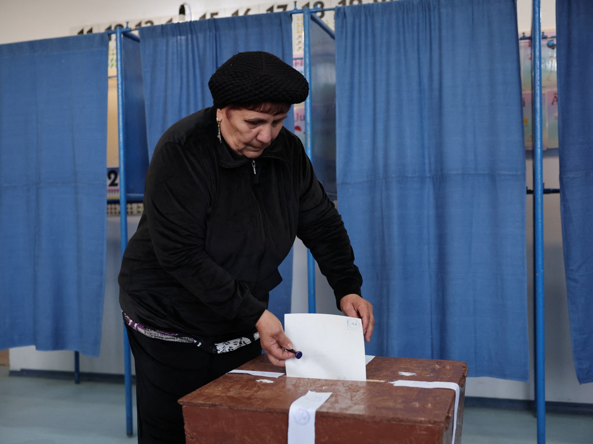 يلقي الرومانيون بطاقات الاقتراع في الجريان الرئاسي المتوتر | أخبار الانتخابات