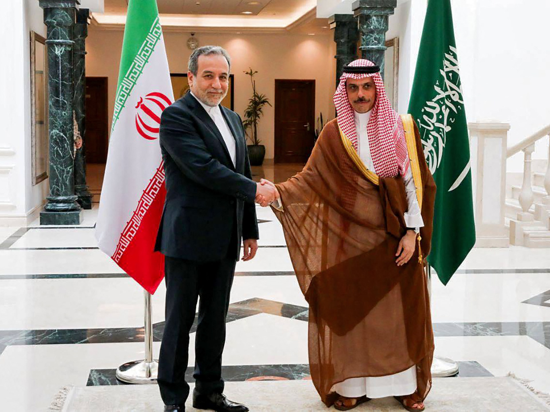 يزور إيران وزير الخارجية المملكة العربية السعودية ، قطر قبل المحادثات النووية معنا في عمان | أخبار السياسة