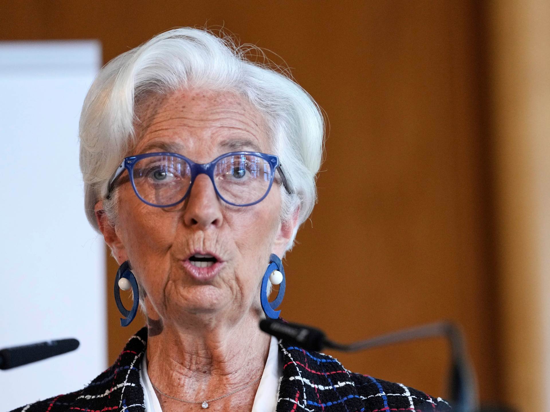 يقول Lagarde من البنك المركزي الأوروبي إن Euro قد يكون بديلاً قابلاً للتطبيق للدولار الأمريكي | التجارة الدولية