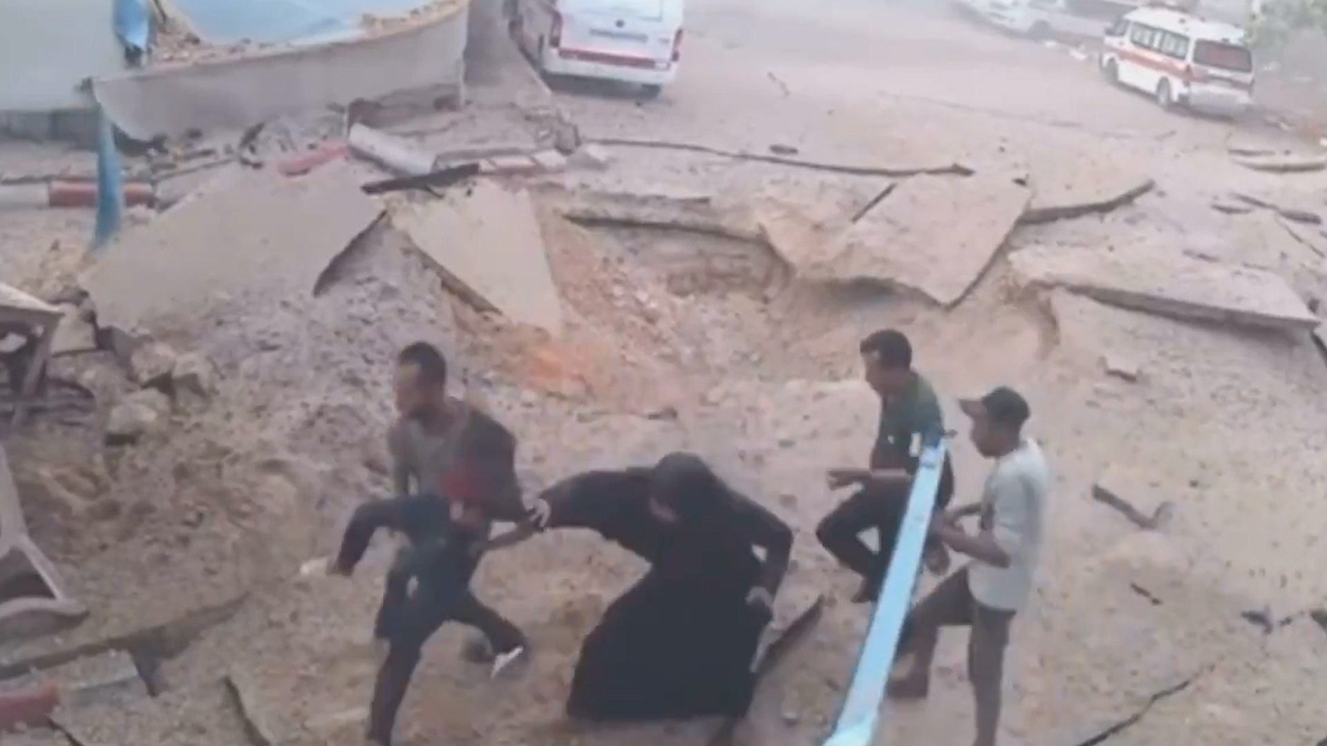 تظهر الفيديو لحظة الصواريخ الإسرائيلية يضرب مستشفى غزة