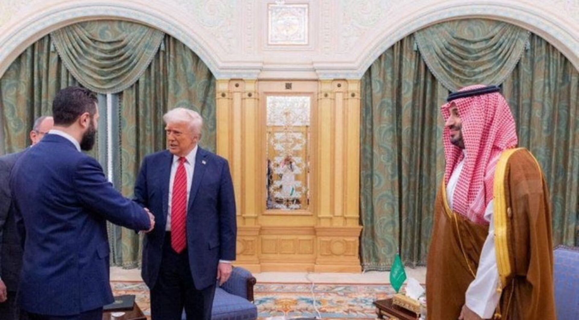 كيف سيساعد رفع العقوبات الأمريكية السوريين على إعادة بناء بلدهم؟ | أخبار الحرب في سوريا
